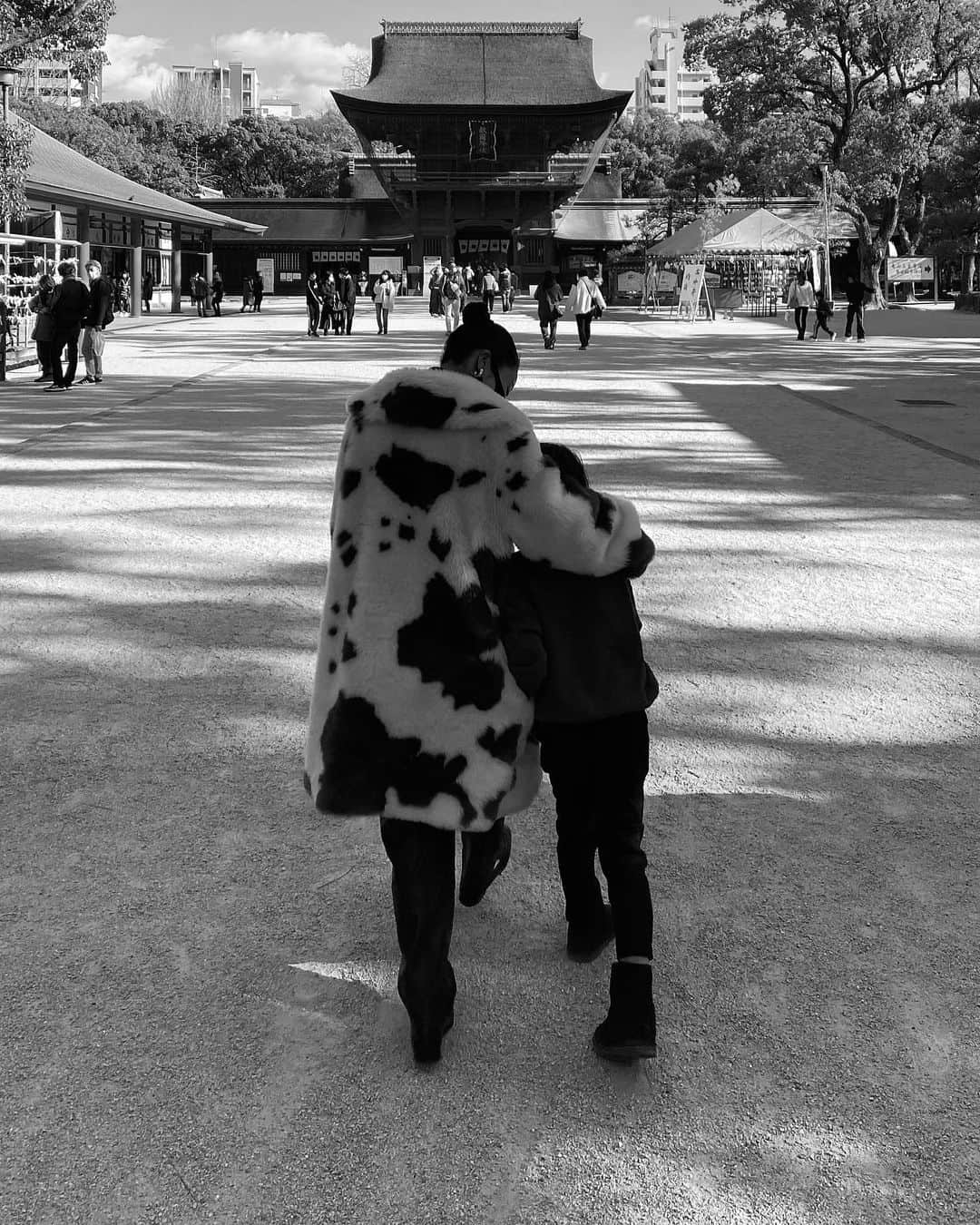 Icumi Oohamaのインスタグラム：「Thank you 2021  今年も一年ありがとうございました☺︎  今年は沢山の出会いがあり 大切なヒト達に支えてもらい 無事に一年をしあわせに過ごすことが 出来ました☺︎☺︎感謝しかないです。  こんな私たちですが、来年も どうぞよろしくお願いいたします❤︎ みなさまよい年越しをお過ごしくださいね☺︎  #お父さん写真のセンスあるやん #もうすでに実家で食べて寝てしかしてないです」
