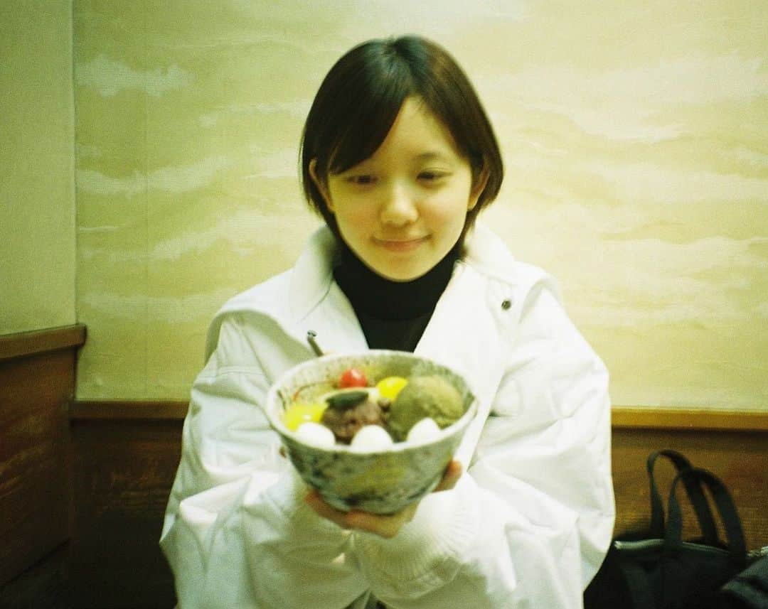 田中瞳さんのインスタグラム写真 - (田中瞳Instagram)「. 子どもの頃は、求肥があと５枚くらいあれば良いのに、と不満を抱えながら食べていました。今は豆が美味しい。  #あんみつ」12月31日 19時00分 - hitomi_tanaka_9