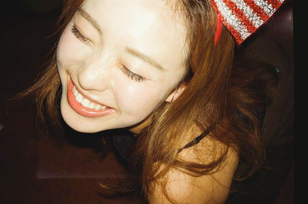 馬曉晴さんのインスタグラム写真 - (馬曉晴Instagram)「2 0 2 1 was a year of new challenges for me.  I started the year clueless with where my career would be heading, scared to waste my post-grad year to Covid. However it went from working on my 1st movie🎥 to hosting tv shows that ranged from charity to food to horse racing to soccer🎤to coaching young skaters & choreographing programs using my favorite pieces 🎶 to learning the behind the scenes of the media world as a creative producer⛸ to breaking down a couple times being too stressed out & eating sour gummies as a way to deal with it 🤡👍🏻  A lot of “new” things were introduced to my life this year💚 I appreciate all the challenges as they have improved me to become a stronger person. I can’t wait to see what 2022 brings, go ahead and surprise me 🥰🙌🏻 #感恩  #film35mm #菲林 #🎞️」12月31日 19時00分 - maisyma1999