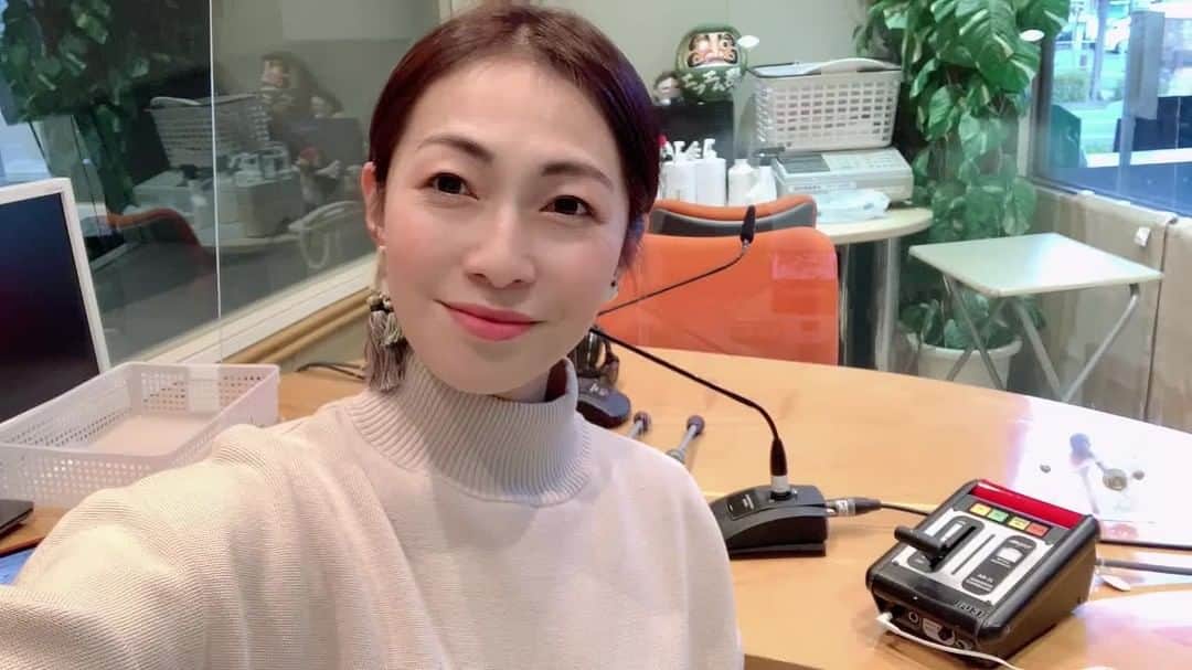 玉城ちはるのインスタグラム：「大晦日ですね。 今こちらは風花という白く美しい冷たいものが舞っております。  今年は1月2月とテイチクレコードよりCDをリリース。3月には初のプロデュースした藍餃子の販売開始。4月からはメインパーソナリティーをつとめる３時間生放送のラジオ番組「FRIDAYフルスロットル」の開始。 またプライベートでは5月に第二子を出産など本当に実りある日々でした。  子供の出産前には娘の脳に異常があるかもなど色々起こりとても不安になったりして出産して沢山の方に支えられて過ごしました。 本当に感謝しています。  どうぞ どうぞ良いお年をお迎えください。  お時間ある方はこれから生放送３時間聞いてみてください。」