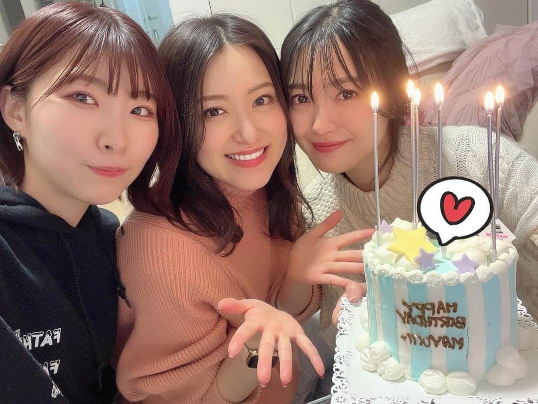 岩佐美咲のインスタグラム：「今年の思い出は今年のうちに。　　　　　　　　 という事で先日内田眞由美ちゃんのお誕生日を、うちでお泊まり会をしてお祝いしました〜♡  　　　　　　　　　　　　　　　　　　　　 IWAのオーナーとしてだけではなく、現状に満足する事なく常にどんどん新しいことに挑戦する姿は本当にかっこいい✨　　　　　　　　　　　　　　　　　　　　　　　　 周りに人が集まるのはまゆみの人柄だなあと思うし、私自身もまゆみに数えきれない程助けられてます😂　　　　　　　 改めておめでとう〜！　　　　　　　　　　　　 これからも仲良くしてね。　　　　　　　　　 　　　　　　　　　　　　　　　　　　　 この3人でおうちで遊ぶの2回目だったんだけど、すごい落ち着くし腹筋割れてまうのではと思うくらい楽しかったです😬🎉🎉　　　　　　　　　　　　　 　　　　　　　　　　　　　　　　　　　　　 今年もあと数時間だ〜」