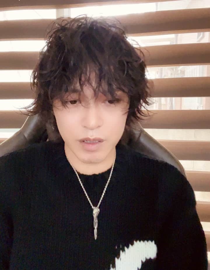 斉藤潤一のインスタグラム：「2021年は本当に皆さんお世話になりました。ありがとうございます🙇‍♂️  1月にクラブハウスと言うアプリを通じて、たくさんの方々と出会うことができて僕自身もすごく刺激を受けたことや感動したこと悔しいこといっぱい経験することができました。  お客様にはもう20年ぐらいお世話になっている方がいっぱいいます本当にこんなしょうもないぼですがいつもご来店いただきありがとうございます🙇‍♂️  あと忙しい中でいろいろなことに気を配って働いてくれているスタッフの方々本当にいつもありがとうございます  そしていろいろなアドバイスやプライベートでもお世話になっている方々本当にありがとうございます。  今年もあと少しですが良いお年を　  #ケアブリーチ #ミルクティーカラー #カラー #ペールカラー #ハイトーンカラー #美容師 #韓国ヘア #可愛い #可愛い女の子 #かわいい女の子 #kpop #渋谷美容室　#デザインカラー #ウルフカット #カット #hairstyle #hair #hairpainting #ケアブリーチ　#バレイヤージュ #シャドールーツ #渋谷 #オールマイティ #かわいい #ファッション #モデル #笑顔 #髪型 #グレージュ #レシピ #ブリーチ」