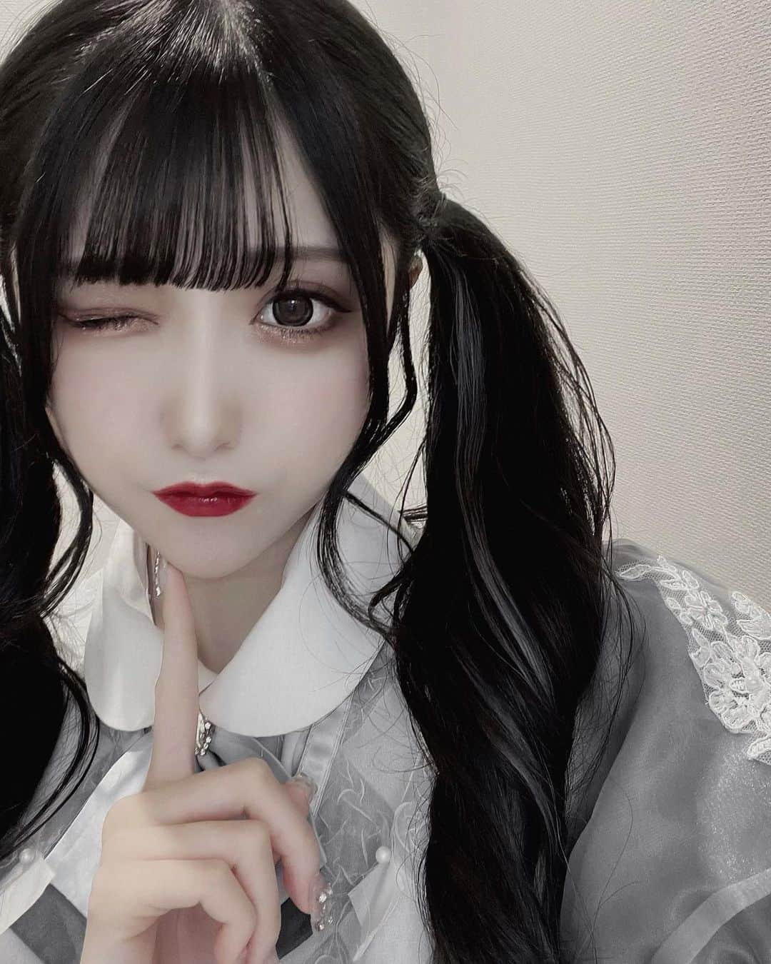 のインスタグラム：「❤︎  ツインテールみぃで 2021年の投稿納め🐇  #地雷　#地雷女　#地雷女子 #地雷コーデ　#地雷ファッション #ピンクコート　#ファーコート　#ヘアアレンジ　#キャスケット　#キャスケット女子　#量産型　#量産型女子　#冬コート　#冬コーデ　#地雷メイク #ストレートヘア　#都内美容院　#美容院　#インナーカラー　#黒髪　#ヘアカラー　#ブラックカラー」