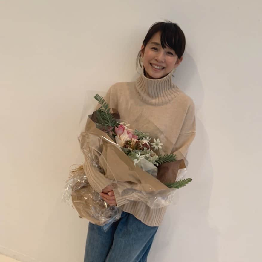 石田ゆり子のインスタグラム：「2021年が終わってゆく… ここ数年でいちばん、つかみどころがないというか、 水面下で地道にコツコツなにかを 学ぶ一年だった気がします。 来年はいくつか、あたらしいことが 始まるので、少しずつ公開できるはずです😊👏🏻 転がる石に苔はつかないという 諺のように 固まらず、変化を恐れず 前に進んでいきたいです。 ありがとう2021年。 そして2022年も よろしくお願い致します。 #タマティーノ写真館」