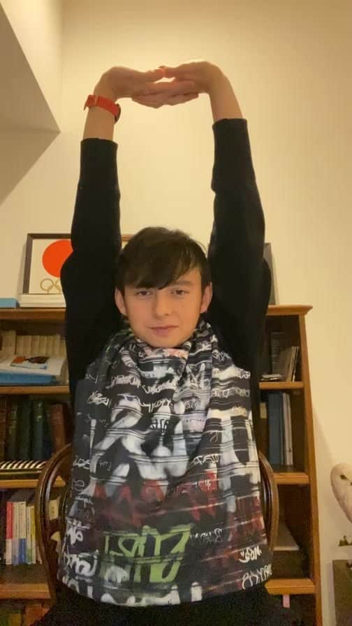 ハリー杉山のインスタグラム：「伝えたい事沢山あったのですが、 恐ろしく長文になってしまったので ライブにしました^_^  皆さん、今年も沢山サポートしてくださってありがとう🔥  父とも先程15分会えて最後に僕の名前を口ずさんでくれたのでハッピー🕺🏻  Stay safe, best wishes  Thanks a million as always😃  ハリー  (蕎麦伸びるので早く来いと母から連絡ありダッシュなぅでぇす)」