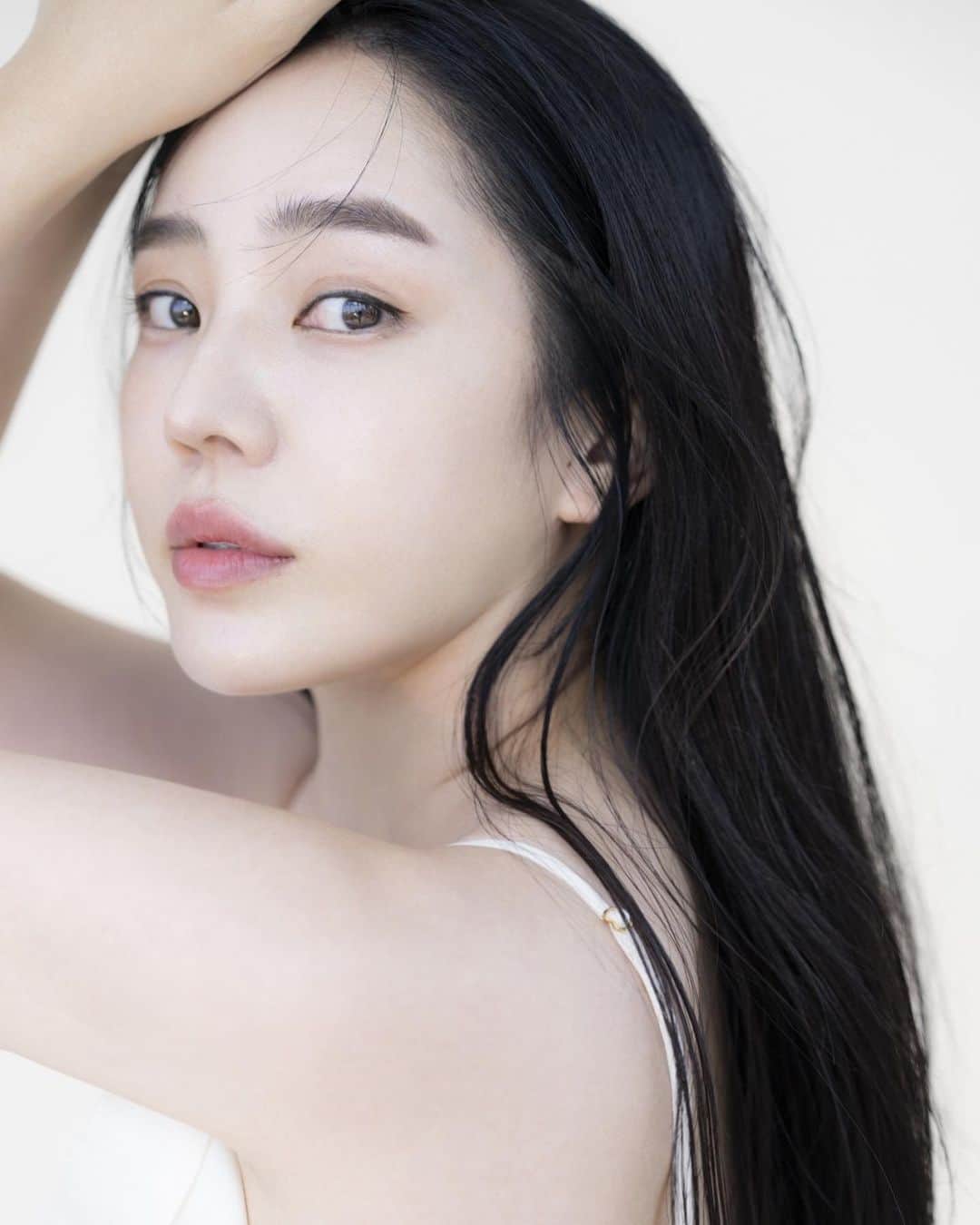megbabyのインスタグラム：「2022年まであとわずか🥺✨  今年もmegood beautyにたくさんの愛をいただき本当にありがとうございました😍💕  みんなのベスコスになれたでしょうか❓👶🏻✨  みんなからのコメントやDMのあたたかい応援に本当に支えていただく年でした😌 ひとつひとつ読ませていただいてます🥺  来年からもさらにみんなのリクエストに応えていけるブランドにしていきたいので引き続き応援よろしくお願いいたします🙇🏻‍♀️  リクエストがあればいつでも聞かせてください✨  みなさんの美のリクエストに応えた物作りをする事が私の使命だと思っております🦸🏻‍♀️  一緒に美肌目指しましょう✨  日頃の感謝の気持ちを込めて1月1日17時より②つのニューイヤーイベントをご用意しています💗  Happy and Beauty New Year!  【✨EVENT①✨】 1月1日(土)17:00 ON SALE 新商品 💙CICA BARRIER HAND CREAM💙 30mL ￥1,540(税込)  【✨EVENT②✨】 1月1日(土)17:00 ON SALE 数量限定 『🛍MEGOOD BEAUTY SPECIAL FUKUBUKURO 2022🛍』 ①BIO CELL POTION ②MUGWORT PURE TONER ③GLOW SUN CUSHION SPF50+ PA++++ ④SECRET WASH_150ml ⑤mgb skin × sang gi GLITTER EYES #Beverly girls ⑥mgb skin × sang gi GLITTER EYES #Back to Gold ⑦MUGWORT PURE SOOTHING GEL ⑧mgb skin SKIN COOLER ⑨CERAMIDE SKIN BARRIER MASK 5EA ⑩CICA HAND CLEAN GEL ⑪Aromatic Bath Salts - Rose Noir -  40%OFF✨￥19,404(税込)✨ ＊￥32,340相当 なんと￥12,936もお得に🤩 ------------------------- ✅それぞれのイベント詳細は @megood__beauty をチェックしてみてください🥺  来年も今まで以上にみんなとみんなのお肌をハッピーにできるように、感謝の気持ちと初心を忘れずに、megoodスタッフ一同力を合わせて頑張ります‼️  来年はさらにたくさんのご報告ができると思います😍  1月1日17時にmegood beautyでお会いしましょう💗それではみなさまよいお年をお迎えください🥺🎍🌅  #megoodbeauty #mgbskin」