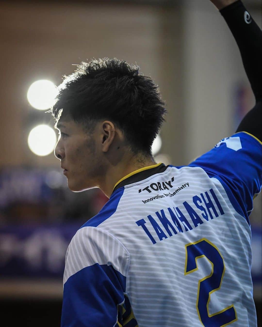 のインスタグラム：「2021年も沢山の応援ありがとうございました✨ 今年は東京オリンピックに出場することが出来ず、これまでにない苦しい経験をし、続けていけるか考えている中でファンの皆様からの応援メッセージなどを沢山頂き、また新たに奮起することができました。ありがとうございます☺️✨ 2022年もこれまで以上にバレーボール界、Vリーグを盛り上げる存在になるべく日々努力して参りますので、引き続き応援よろしくお願いします🙇‍♂️✨✨ それでは良いお年を✨✨✨  🔥Go Arrows🔥  ※ファンの方の写真をお借りしました。 ※毎回素敵な写真ありがとうございます。 #TORAYARROWS #BLUEHOT #髙橋健太郎」