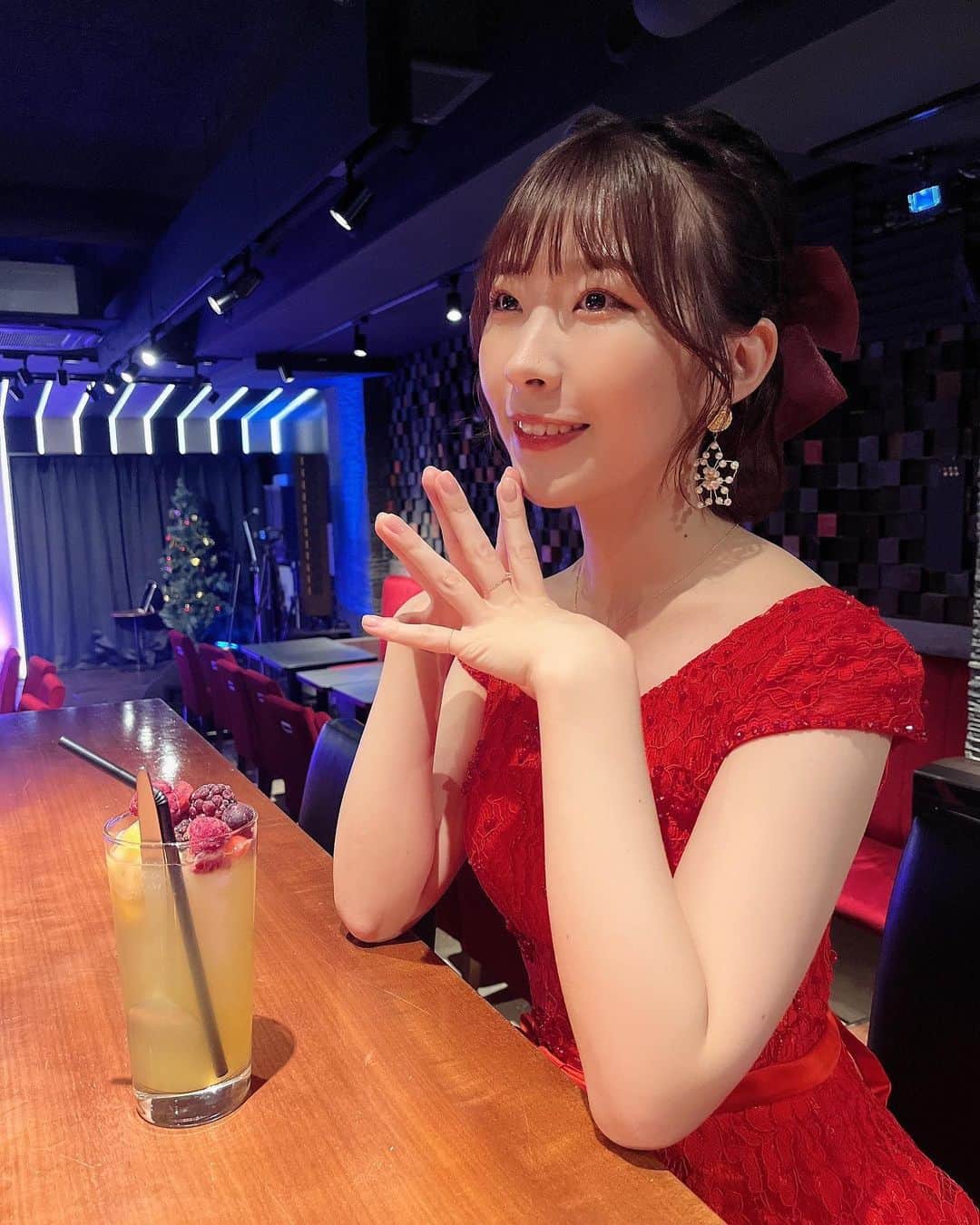 岩佐美咲のインスタグラム：「今年もあと数時間となりましたね！　　　　　大晦日、いかがお過ごしでしょうか？　　　　　 　　　　　　　　　　　　　　　　　　 今年も大変お世話になりました。　　　　　 こうして振り返ると2021年は自分にとって本当に山あり谷ありな1年だった様に思います…  周りの支えを感じる機会も多かったですし、何より応援して下さる皆さんの存在が私の中で大きくなっている事をしっかりと実感しています。　　　　　　　 どんな時もあたたかく見守ってくれて、本当にありがとうございます😭　　　 　　　　　　　　　　　　　　　　　　　　 この1年私に関わって下さったすべての皆さま、ありがとうございました😊✨　　　　　　　　　　　　　　　　　 　　　　　　　　　　　　　　　　　　　 これからまたブログも書くよー　　　　　　　 　　　　　　　　　　　　　　　　　　　　　　　 良いお年をお迎えください。」