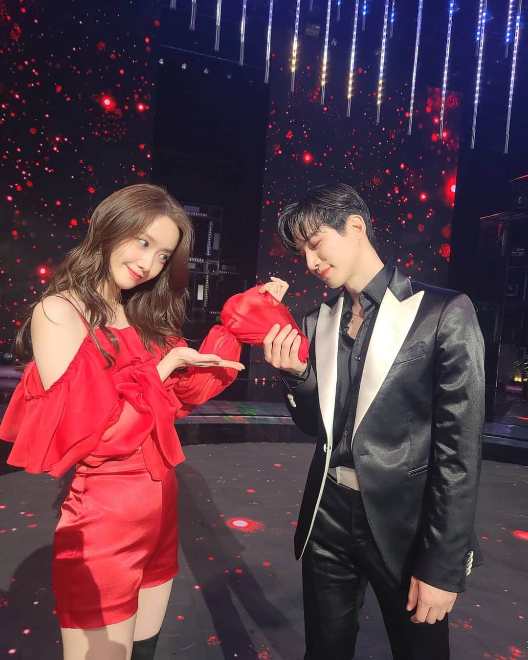 ジュノ のインスタグラム：「MBC안방마님과 #MBC가요대제전🥰」