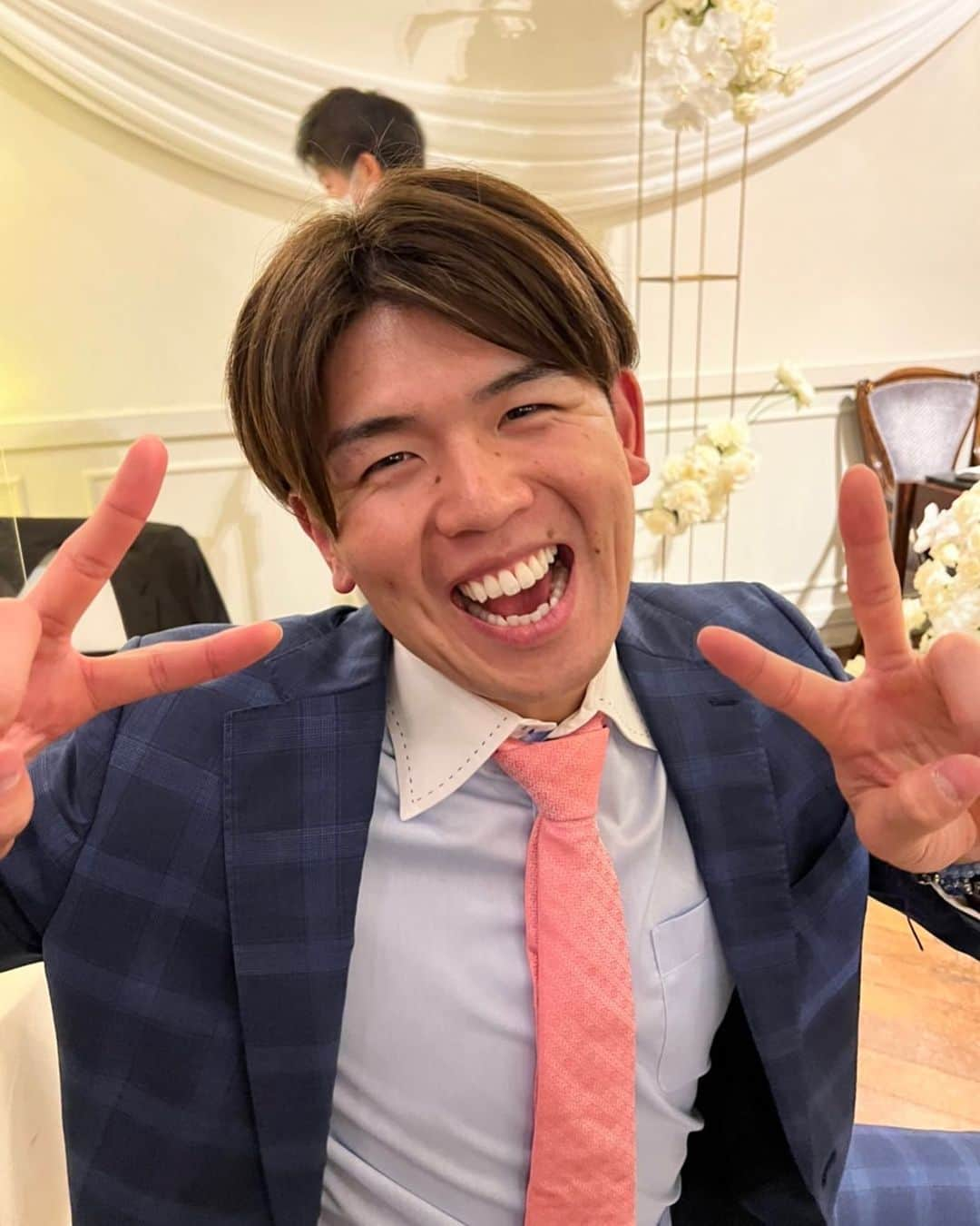 清水優心のインスタグラム：「今年1年間本当にお世話になりました！ そしてこのような状況の中ご声援や励ましの言葉などありがとうございました！ 2021年悔しい結果になりました これを受け止め2022年はこの写真ぐらい笑って終えられるように頑張ります！ 高濱先生が結婚式の時に撮ってくれました。 それではみなさん良いお年をお過ごし下さい。 . #清水優心  #2021年 #2022年 #このような写真ですいません #笑顔 #こんな顔でシーズンを終えたい #1年間ありがとうございました #痛い写真」