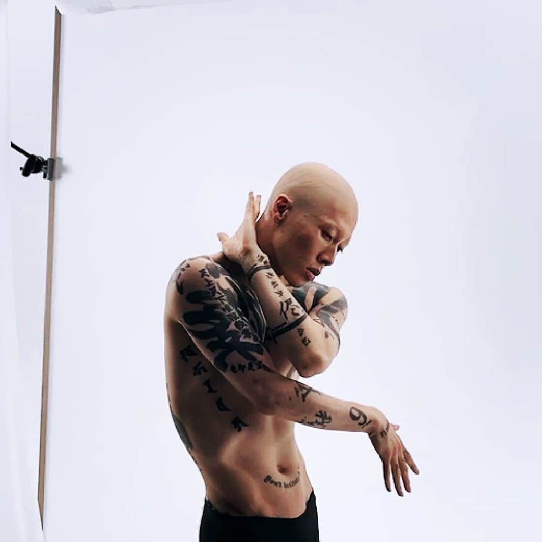 雅-MIYAVI-のインスタグラム：「Thinking back on 2021…  Found this pic while organizing photos on my phone. Best last pic of 2021 😂   皆さま、よいお年を。  👨🏻‍🦲💙」