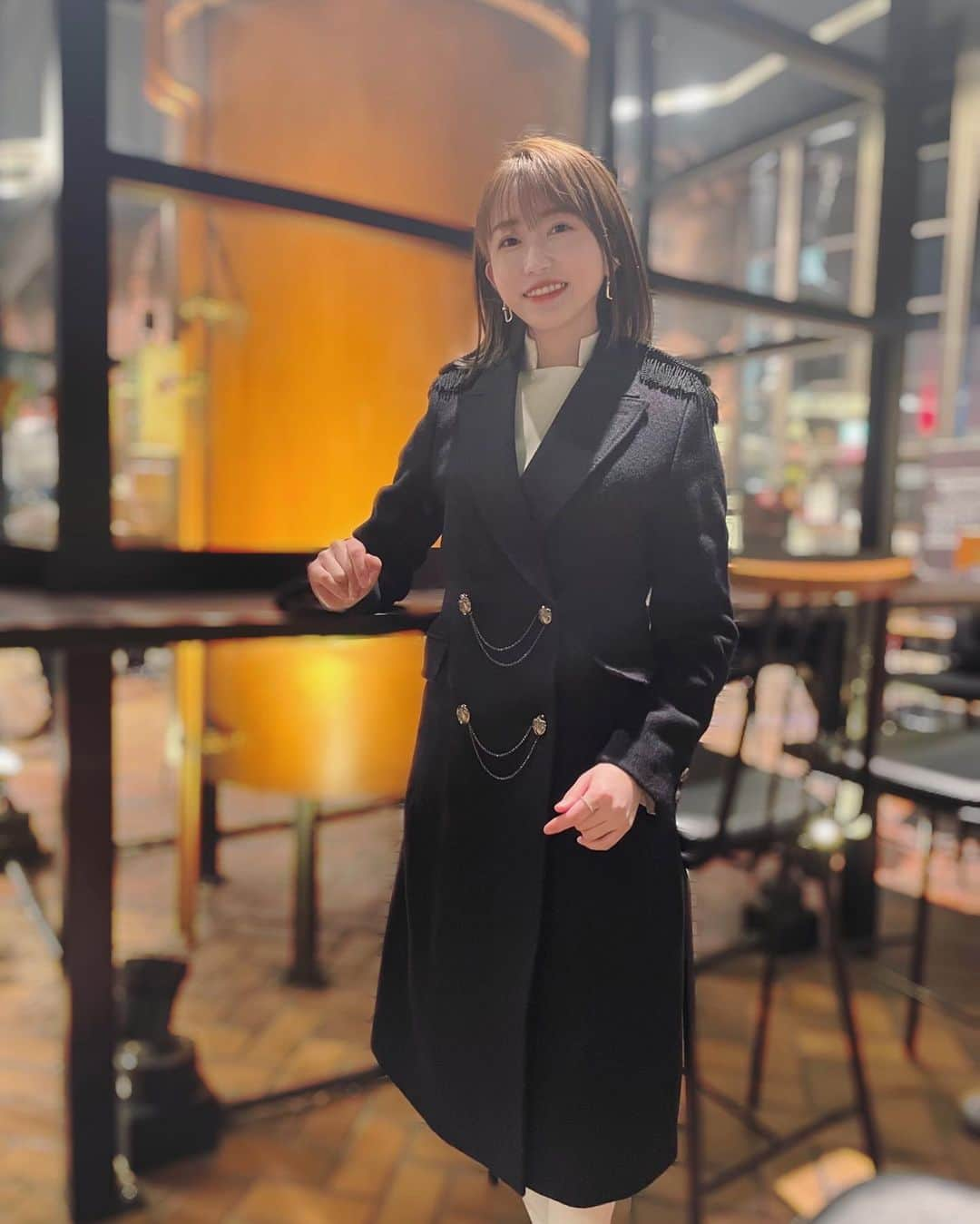 津田麻莉奈さんのインスタグラム写真 - (津田麻莉奈Instagram)「楽天競馬LIVE🏇 ご視聴ありがとうございました。  楽天競馬"ポッ"イントもらっちゃおう娘 なんと！新衣装のコートを作っていただきました！ 今日がお披露目。 めっちゃかっこいい！！！！！ ありがとうございます！！！！ これ着て全国の競馬場へ行くのが待ち遠しい。 2022年も楽天競馬で一緒に 地方競馬を楽しみましょう！  楽天競馬 @rakutenkeiba   今夜この後は、 年越しを跨いで特番に出演しております！ ぜひご覧ください。 1/3新春のラジオもよろしくお願いします。  ▶️12/31(金)22:30-24:00 グリーンチャンネル 「キャプテン渡辺のオンライン競馬パーティー4」  ▶️1/1(土)24:00-25:30 グリーンチャンネル 「新春複コロ！複トーク！2022」  ▶️1/3(月) 9:00-10:00 ラジオNIKKEI 「Music Voyage Anthology矢沢永吉特集」  ▶️1/3(月) 17:10-18:00 ラジオNIKKEI 「Music Voyage Anthology ミュージカルから生まれた名曲特集」  #大晦日 #東京2歳優駿牝馬 #大井競馬場 #年末特番 #正月特番 #よろしくお願いします #よいお年をお迎え下さい #まりなる #津田麻莉奈」12月31日 19時30分 - tsudamarinal