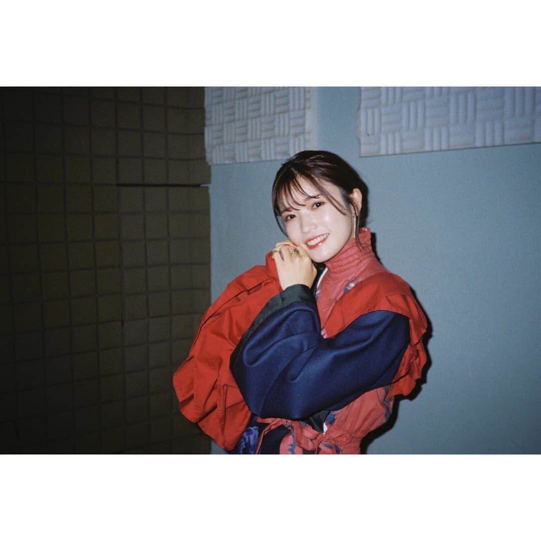 美山加恋のインスタグラム：「2021年下半期オフショット  バースデーイベントの構成やグッズ制作から始まり、 いろんなバラエティにたくさん出演させていただいて、 フラ・フラダンス が公開！ 福島のハワイアンズにも行かせていただきました☺︎  いろんな現場でかわいいお洋服をたくさん着れた下半期♡  バースデーイベントも無事終わり、  そして来年に向けたお仕事へ。  ぎゅぎゅっと大切な時間が詰まったとても楽しい日々でした。  特に下半期は、 偶然にも久々の再会となる方がとても多く、 その度に19年続けてきてよかったと思いました。  私は沢山の思い出を、驚くくらい沢山の方と共有していて、 そのひとつひとつに、いま気づくことや知ることがあったりして。 支えていただいた回数が半端ないんです。 やっぱりこの世界が好きだなと。  感謝でたくさんです。  そして、今年の撮ったどの写真をみても笑ってるなぁと。  来年も、笑顔で過ごせます様に。☺︎  以上です。  みなさま、良いお年を！」