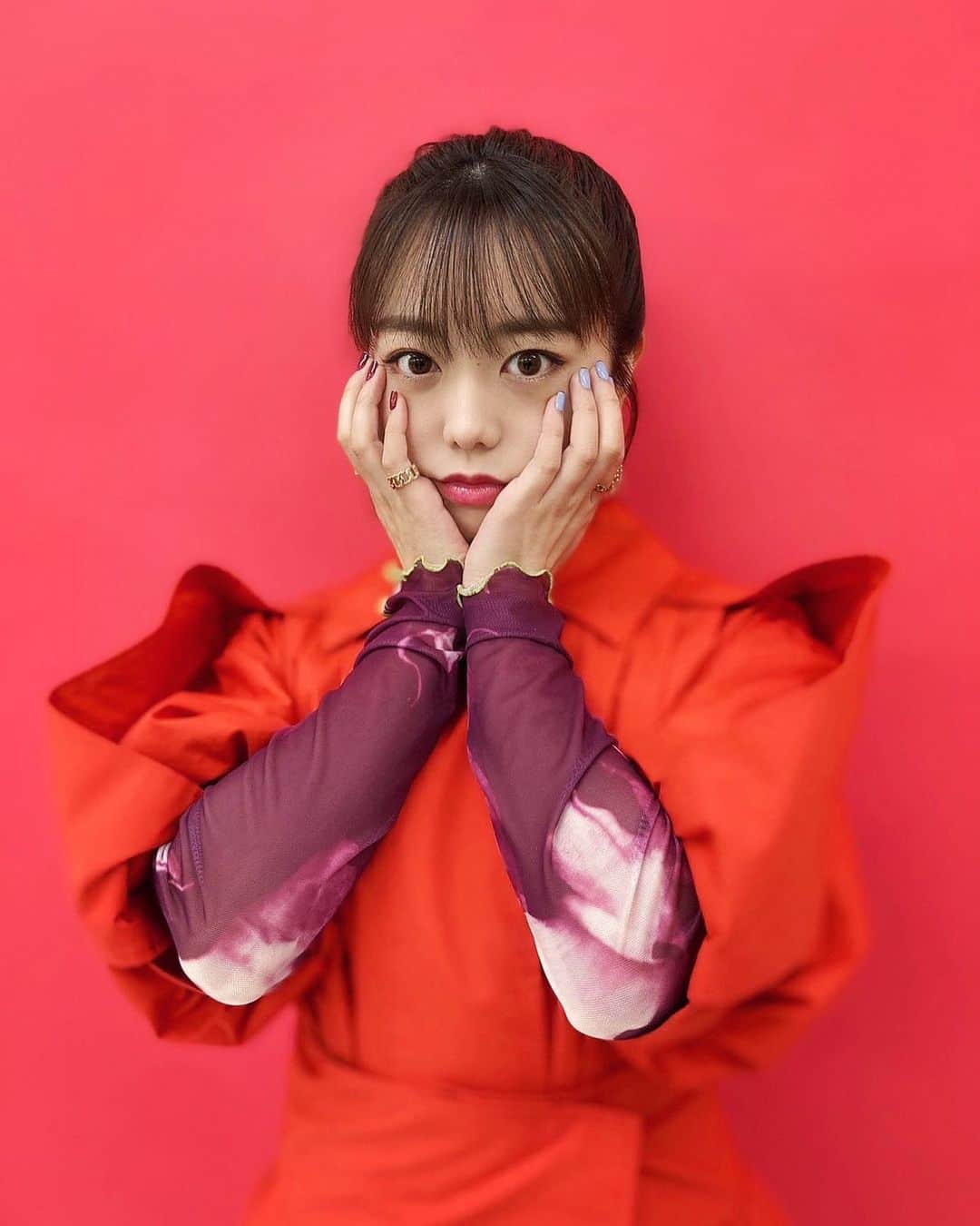 峯岸みなみのインスタグラム：「2021年が終わりますねぇ... 最高の形でAKB48を卒業できたことが今年一番の出来事でした。支えてくれたファンの皆さん、力を貸してくれた仲間達、あの景色を思い出すだけでどんなことでも頑張れるパワーをくれます。 コロナ禍でまだまだ思う通りにいかない大変な日々が続いていますが、来年も目の前のことに全力で取り組んでいきたいと思います。 いっぱいいっぱいお世話になりました！ 本当にありがとう〜🐄❤️❤️❤️」