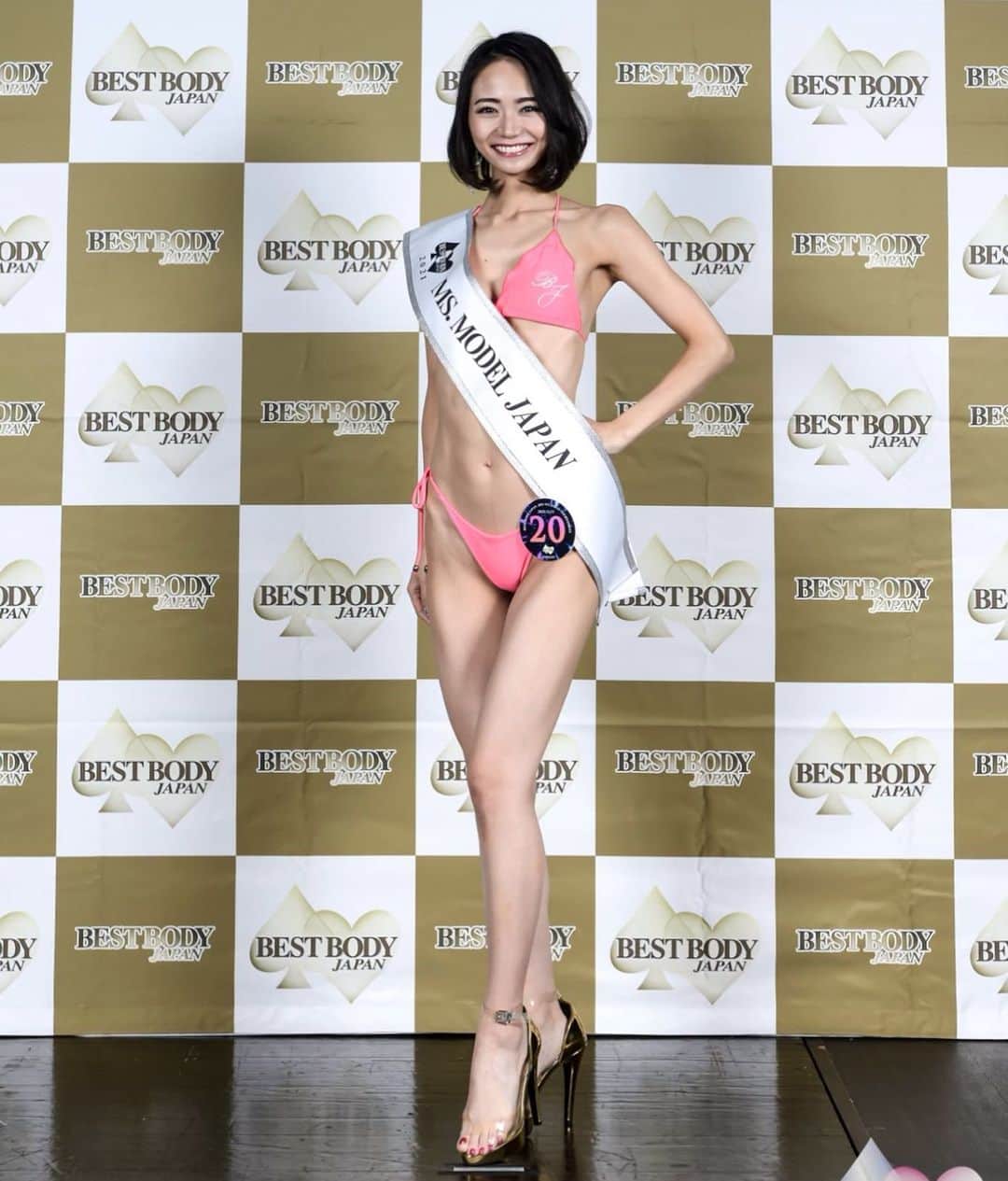 緑川静香のインスタグラム：「今年も一年ありがとうございましーたん。 ⁡ まず今年はボディメイクに勤しんだ一年でしたね、うん✨ ベストボディジャパンでは日本大会入賞できました。 ⁡ お仕事の方も昨年に引き続きとっても良く💓 ⁡ CM2本やれたしいろんな新しい番組のご縁も頂きました😌 ずっと出たかったヒルナンデスも❣️ ファンクラブサイトもできたし、ラジオトークという新たな交流場所も✨ ⁡ 来年もスタートからいい報告ができそうです🥰 ⁡ 2021年応援して下さった皆様、ホントにホントにありがとうございましーたん🙇‍♀️ そして2022年も笑顔で精進していきますのでどうかついてきてくださいな❤️❤️❤️ ⁡ よろしくお願い致します😌 ⁡ よいお年をお迎えください✨ ⁡ #ベストボディジャパン日本大会 の公式写真を載せていなかったので #最後はこの写真で締めよう #皆様はどんな一年でしたか？ #さて私はRIZINを #楽しみなカードがたくさん #よいお年をお迎えくださいね #ありがとう2021年」