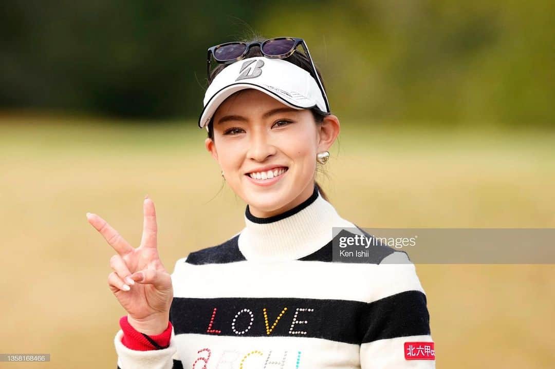 のインスタグラム：「・ いつも応援してくださる皆様☺️  2021年も大変お世話になりました🐮💕 家族、友達、ファンの皆さま、本当にたくさんの方々に支えていただき、応援していただき…とても励みになりました😌 そして良い時も悪い時も温かくサポートしていただきました、扶和メタル株式会社様、北六甲カントリー倶楽部様、恵聖会クリニック様、ネッツトヨタ神戸株式会社様、本当に感謝の気持ちでいっぱいです。ありがとうございます🙇‍♀️ 今プロゴルファーとしてのわたしがあるのも応援してくださる皆さまのお陰です。 来年の目標達成に向けて、しっかり精進して参ります。 また来年もよろしくお願いします🐯✨ 良いお年をお迎えください🎍 ・ ・ #扶和メタル株式会社 #北六甲カントリー倶楽部 #恵聖会クリニック #ネッツトヨタ神戸株式会社 #ブリヂストンゴルフ #アルチビオ #eyevol」