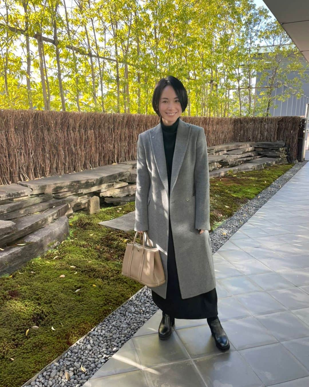 寺田有希さんのインスタグラム写真 - (寺田有希Instagram)「2021年が終わりますね。 皆さん、どんな1年だったでしょうか？  私はと言いますと、  👉昨年発売した『対峙力』1万8000部突破 👉その流れで講演会デビュー 👉4月からオンラインコミュニティ「STAGE」運営開始 👉同タイミングで個人YouTube再開 👉4月からプログラミング半年間ガチチャレンジをスタート 👉10月に無事プログラミングチャレンジ完走。アプリ作る 👉マネージャーさんを付ける 👉3年半ぶりに舞台に立つ  ザッとこんな1年でした。 ありがたいことに、トピックスがたくさんの1年となりました。何屋さんなのかよくわからないラインナップですが、まあそこは、気にしないことにしましょう🤣  私、本厄だったんですよ今年。 「厄年=ダメな年」と変換してしまいそうになるけど、実際はそういうことではなく、「変化が多い年」ということなんだそうです。  そう考えると、本当に当たってる。 変化ばかりの1年となりました。  新しい世界に飛び込んだり、チャレンジすることってすごく怖い。だけど、「チャレンジをしない人生」、「失敗をすることから逃げてしまう人生」の方が、よっぽど怖い。  そんなことに気づいたからこそ、 できるときに、できることはなんでもやろう！ チャンスがあるなら、チャレンジしてみよう！ ウダウダ考えずに、まずはやってみよう！ 失敗してしまったら、その時に対応策を考えよう！ そんな風に考えてこの1年を過ごしてまいりました。  その結果、たくさんの成果も残すことができたかもしれないけど、その分ちゃんと、たくさんの失敗もしました。笑  だけど、失敗は成功するために必要なピースです。 成功のパズルを完成させるために大切なピースを、たくさん手に入れることができたってことなのかもしれませんね。  そう考えると、本当にありがたい。 たくさんの経験や失敗は、来年にいかそう。 今後の人生にいかしていこう。 もっと前へ、だね。  寺田有希に関わって下さった全ての皆さま。 今年も本当にありがとうございました！ 来年もたくさん関われますように！ たくさん一緒に笑い合えますように！  良いお年をお迎えください🌙  寺田有希」12月31日 19時58分 - terada_yuki