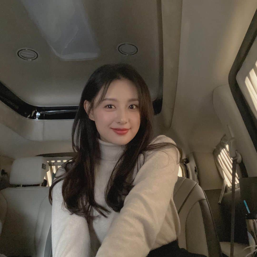 キム・ジウォンのインスタグラム：「2021 안녕👋 모두 새해 복 왕창 받으세요🤍」