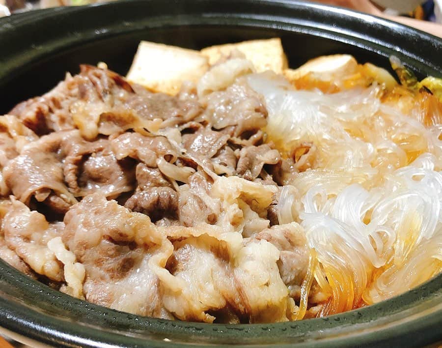 のインスタグラム：「. . .  すき焼き作りました(•ㅂ•)و あとお刺身食べました(•ㅂ•)و」