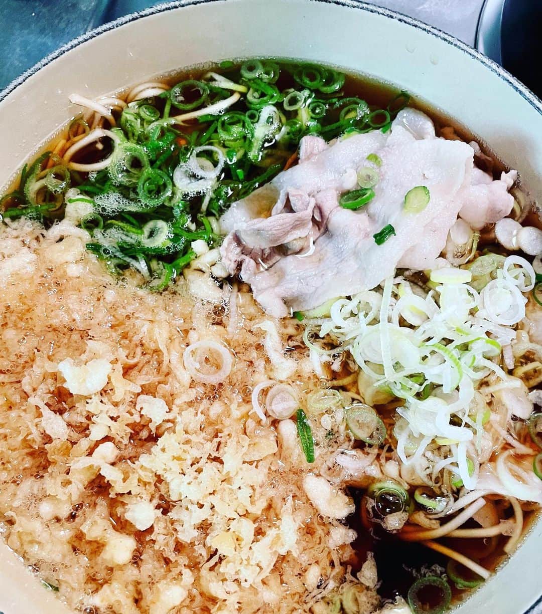 のインスタグラム：「自分でつくった年越し蕎麦 美味すぎた 完食っ てなことで  今年も 本当にお世話になりました  感謝です、心から感謝です  来年もどうか宜しくお願い致します  みなさんっ 良いお年をっ ですー  ありがとう2021です  ムロツヨシ」