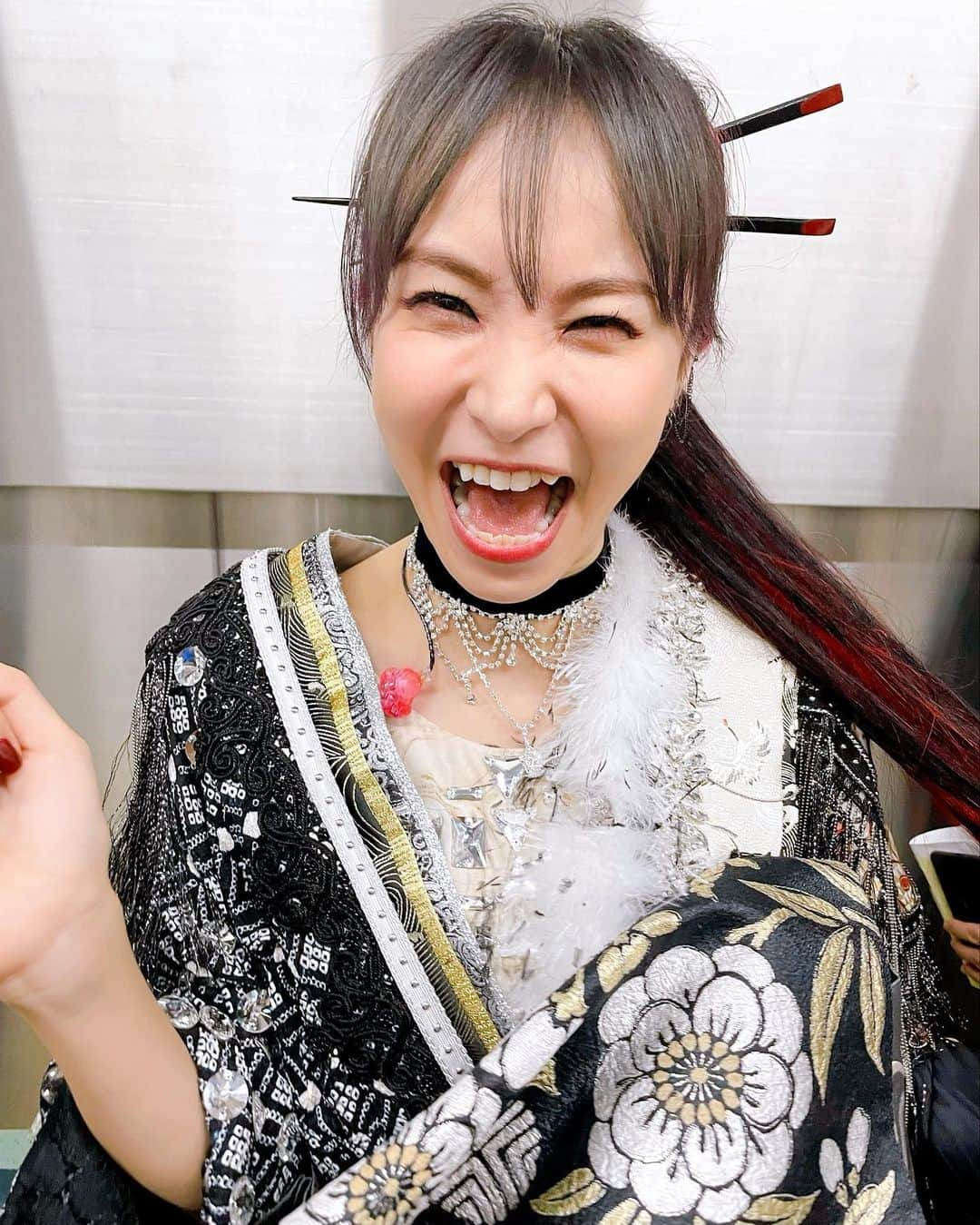 LiSAさんのインスタグラム写真 - (LiSAInstagram)「#NHK紅白　始まりましたぁぁーーー！ 私LiSAは開幕トップバッターで、#明け星　をお届けさせていただきましたぁーー！！！ 言葉にならない気持ち！みんなの想いを連れて、それから感謝を込めて。 ありがとうございました！  もう一曲、後半戦の最初に　#炎　をお届けします。よろしくお願い致します！」12月31日 20時06分 - xlisa_olivex