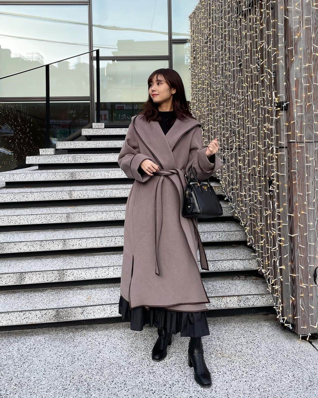 杉浦みずきのインスタグラム：「. 今年買ったsnidelのコート 大活躍してる🤍 後ろはフードだよん ・ #コート #ロングコート #ガウンコート #snidel」