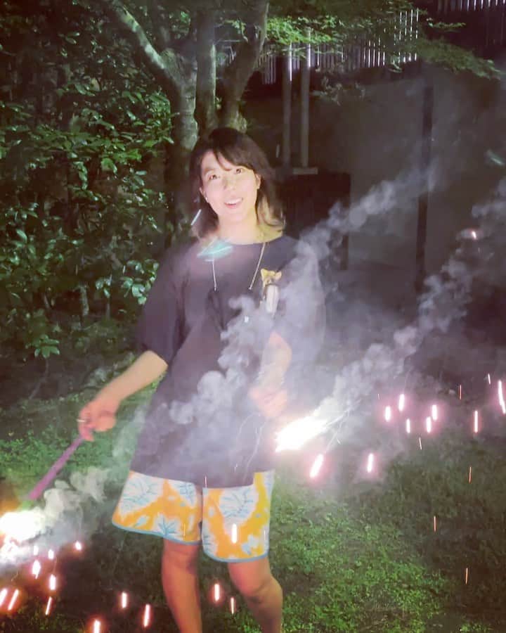 石橋穂乃香のインスタグラム：「✌️ 2021年も有難うございました💖  2022年、皆さんにとって良い年になりますように〜🎆🎇🎆  皆様良いお年をお迎えください🙏」