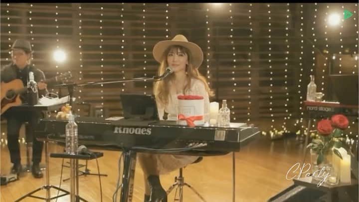 CHIHIROのインスタグラム：「2021年最後のPOST🤍  今年はC Partyオンラインライブに始まり たくさん曲もリリース出来ました✨  直接会えなかったけど その分ライブ配信や恋愛相談で みんなと繋がれる時間が嬉しかった。 いつもありがとう🖤  来年はいいお知らせが届けられるように 今制作頑張ってます。 すこし暖かくなる頃楽しみにしててね！  2022年もよろしくお願いします。 良いお年をお迎えください🌹  LOVE  PS CLUBCニューイヤーカード応募してくれた方はお正月メールで届くのでみてね💌」