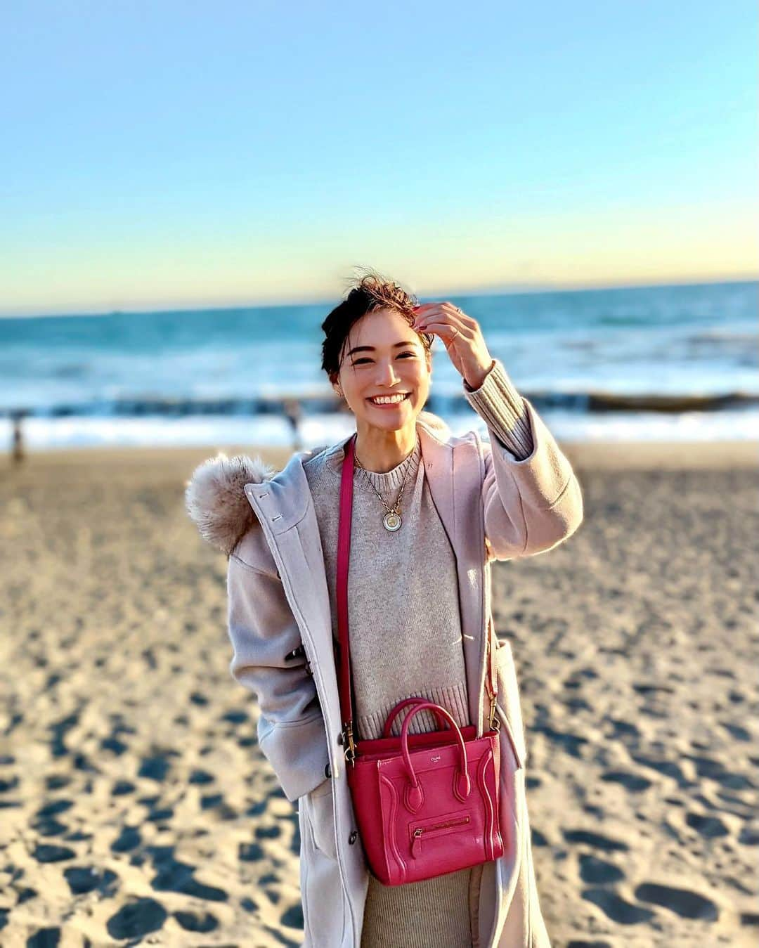 石井里奈さんのインスタグラム写真 - (石井里奈Instagram)「こんばんは🧡 . 2021年最後の投稿✨ みなさん1年間色々本当にありがとうございました💗🥰💕 . 今年も1年間毎日インスタ2投稿続けて、みなさんから毎日投稿に温かい反応いただけるのが本当に嬉しくて楽しくて、日々の幸せでした🥰💕 本当ありがとうございました！ . 皆さんの応援あって、今年は @rinaduce を立ち上げたり、CMやTVに出たり、ゴルフ女子サウナ女子として活動したり、フォロワー20万人を達成できたり、など本当書ききれないほど素敵な経験をさせていただき、素敵なつながりもたくさんできた1年でした🥺💕 . 1人の人間としても大きく成長できたいい1年になったなぁと思っています🧡 . そんな今夜の写真は茅ヶ崎での写真を。1年間お疲れ様の意味を込めてのご褒美アイスの写真と、1年の終わりということで海での夕焼けの写真を💕🌇 . 今は久々の小太郎と実家でダラダラ過ごしてます🐈💕 来年もよろしくお願いします💕 素敵な良き年をお迎えください🧡 . #ありがとう #thankyou #2021 #thx #アイス #アイスクリーム #ソフトクリーム #ご褒美 #海 #茅ヶ崎 #chigasaki #icecream #感謝 #振り返り #猫 #ねこのいる暮らし #帰省 #実家 #田舎 #ねこ #謹賀新年 #年越し #iceeating #sea #sunset #サンセット #夕焼け #夕暮れ #空 #2021goals」12月31日 20時21分 - ri7tin1025