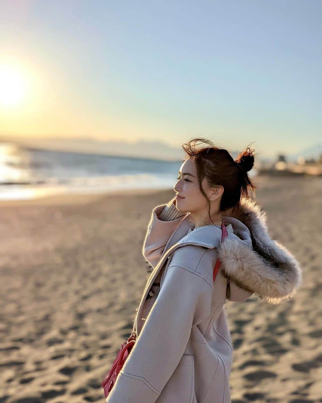 石井里奈さんのインスタグラム写真 - (石井里奈Instagram)「こんばんは🧡 . 2021年最後の投稿✨ みなさん1年間色々本当にありがとうございました💗🥰💕 . 今年も1年間毎日インスタ2投稿続けて、みなさんから毎日投稿に温かい反応いただけるのが本当に嬉しくて楽しくて、日々の幸せでした🥰💕 本当ありがとうございました！ . 皆さんの応援あって、今年は @rinaduce を立ち上げたり、CMやTVに出たり、ゴルフ女子サウナ女子として活動したり、フォロワー20万人を達成できたり、など本当書ききれないほど素敵な経験をさせていただき、素敵なつながりもたくさんできた1年でした🥺💕 . 1人の人間としても大きく成長できたいい1年になったなぁと思っています🧡 . そんな今夜の写真は茅ヶ崎での写真を。1年間お疲れ様の意味を込めてのご褒美アイスの写真と、1年の終わりということで海での夕焼けの写真を💕🌇 . 今は久々の小太郎と実家でダラダラ過ごしてます🐈💕 来年もよろしくお願いします💕 素敵な良き年をお迎えください🧡 . #ありがとう #thankyou #2021 #thx #アイス #アイスクリーム #ソフトクリーム #ご褒美 #海 #茅ヶ崎 #chigasaki #icecream #感謝 #振り返り #猫 #ねこのいる暮らし #帰省 #実家 #田舎 #ねこ #謹賀新年 #年越し #iceeating #sea #sunset #サンセット #夕焼け #夕暮れ #空 #2021goals」12月31日 20時21分 - ri7tin1025