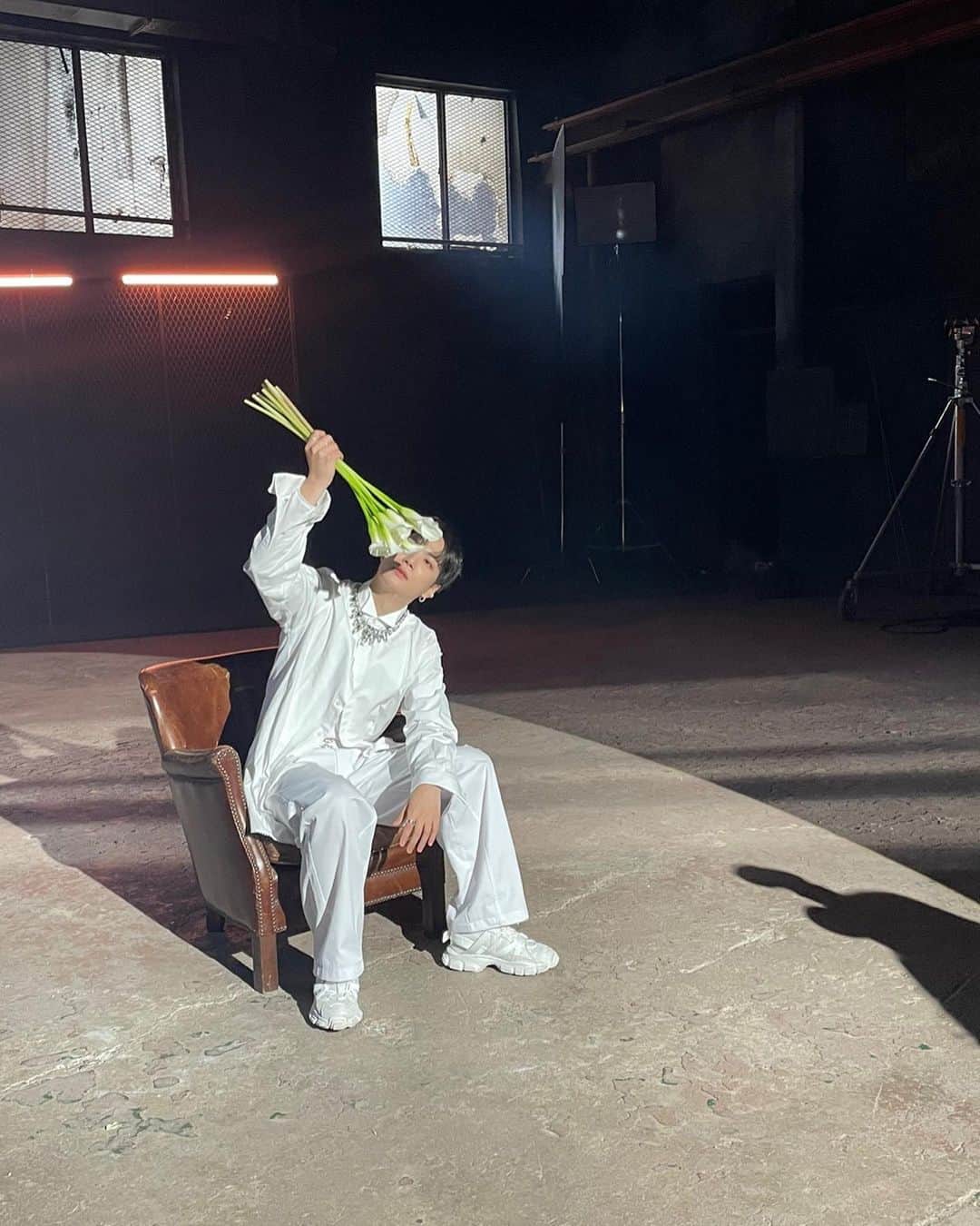 JR のインスタグラム：「2021년이 끝이 나가네요!!!러브들 2022년 새해 복 많이 받구 행복한 한 해 보내요!!」