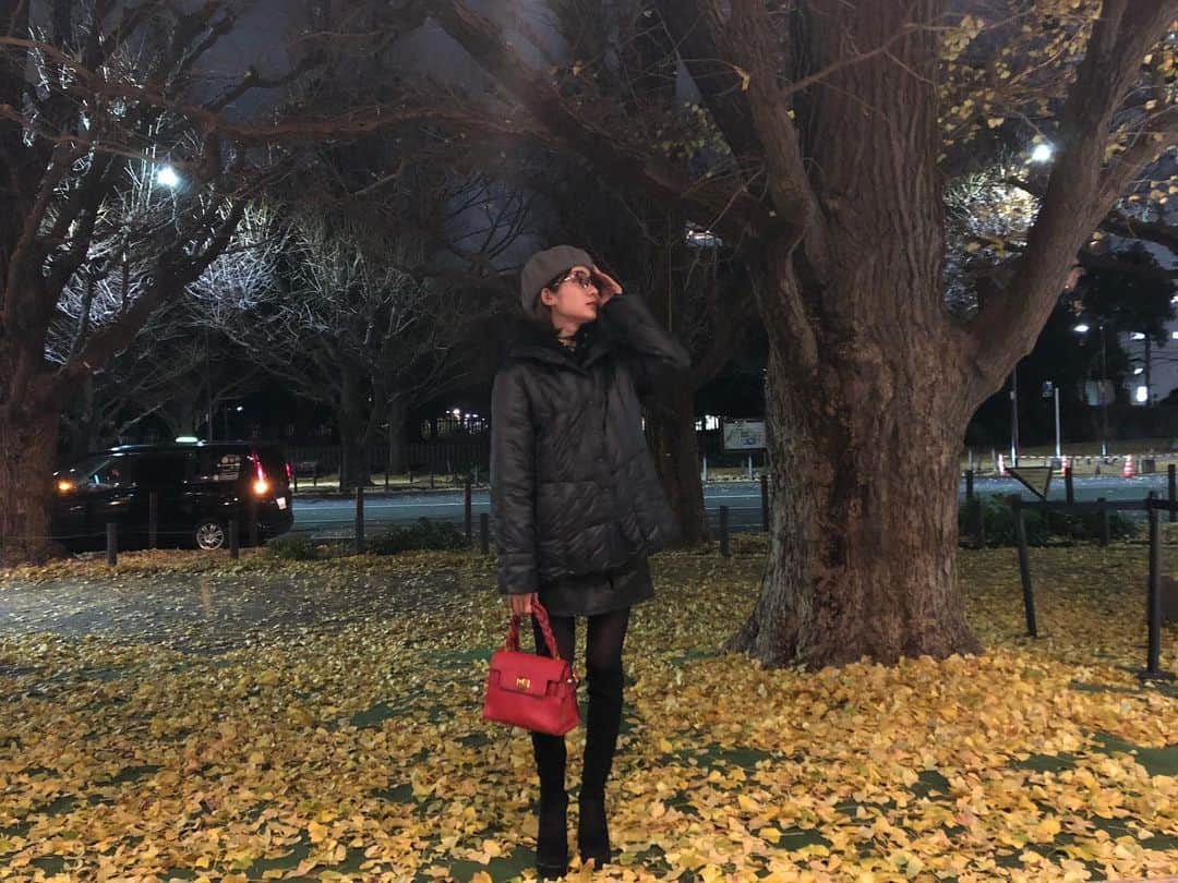 のインスタグラム：「☺︎ 2021年、大晦日。 お仕事も納めて、今日は朝からソーラン節を踊ったよ💃(昨日、YouTubeで動画を見ながら、運動がてらに初めて踊ってみて…今日で2回目。日課と言うには、まだ日数が足りません☺️笑 直後から筋肉痛で膝が笑っています🥲🤣笑笑) とても楽しみにしていた “Emily in Paris “ season2 を大事にゆっくり観ようと思っていたのに、つい一気見してしまって、、エミリーのファッションにまたトリコになり、感化されて👗(もう2周目、入りましたw 英語の勉強にも役立てています✏️) そのままの勢いで、三が日のファッションまで、ある程度は決まりました！🥰😏 ここ数日の私の日常、皆さんはいかがお過ごしですか💐？ - ゆるーいトークにお付き合いいただきましたが🤝 改めまして お仕事でご一緒させていただいた皆さん！ プライベートで仲良くしてくれたみんな！ なにより、普段から温かく応援して下さっている皆様！ 本当にありがとうございました💐✨ 今こうしている間にも、私の大好きな皆様方が元気で笑顔でいて下さることが一番の願いです😌🙏 - ここ最近の年越しの中でも、特に🧡🧡🧡 とっても穏やかな気持ちで環境で新しい年を迎えられそうな予感🌅 皆さん、良いお年をお迎え下さい！！😊 - #ソーラン節 #大晦日 #大晦日の過ごした方 #エミリーパリへ行く #エミリーパリへ行くシーズン2 #EmilyinParis #EmilyinParisseason2 #三が日 #ファッション #皆様 #良いお年を」
