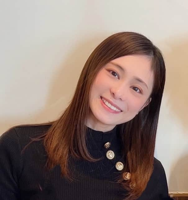 笙乃茅桜のインスタグラム：「2021年もあと数時間ですね。  今年は人生で大きな決断をした年でした。 生活の一部のようになっていた宝塚歌劇団を退団し、一体年末を迎える頃に私は何をしているのか…🤔 と思っていましたが多くの出会いや経験をさせて頂く機会に恵まれ、とても充実した日々を過ごさせて頂く事が出来ました！ ありがとうございました✨  来年も気合を入れて元気に頑張りますのでどうぞ宜しくお願い致します😊」