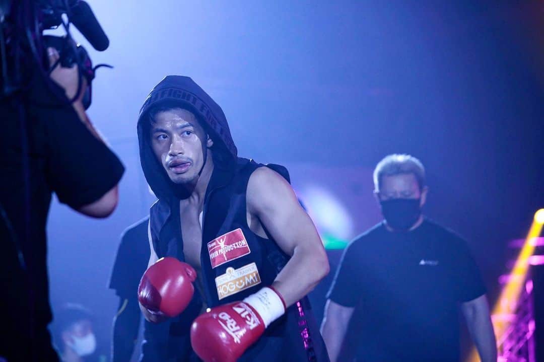卜部功也のインスタグラム：「2021年は2戦2勝で終わりました。 たくさんのサポートをしていただきありがとうございました。 会長職とトレーナー、選手としてやってきましたが来年は選手としてやってきたことを出し切りたいと思います。  いつもALONZAをご利用いただいてる皆様ありがとうございます。 スタッフにも感謝です。  そして今年はALONZAのプロチーム「ALONZA ABLAZE」を発足。 松谷桐、松谷綺、赤田功輝が所属選手となりました。 ALONZAアマチュアも来年の全日本大会に4名出場です。  来年にはプロ選手も2名増えます。  気合い入れていきます！！  今年も1年ありがとうございました。 来年もどうぞよろしくお願い致します。」
