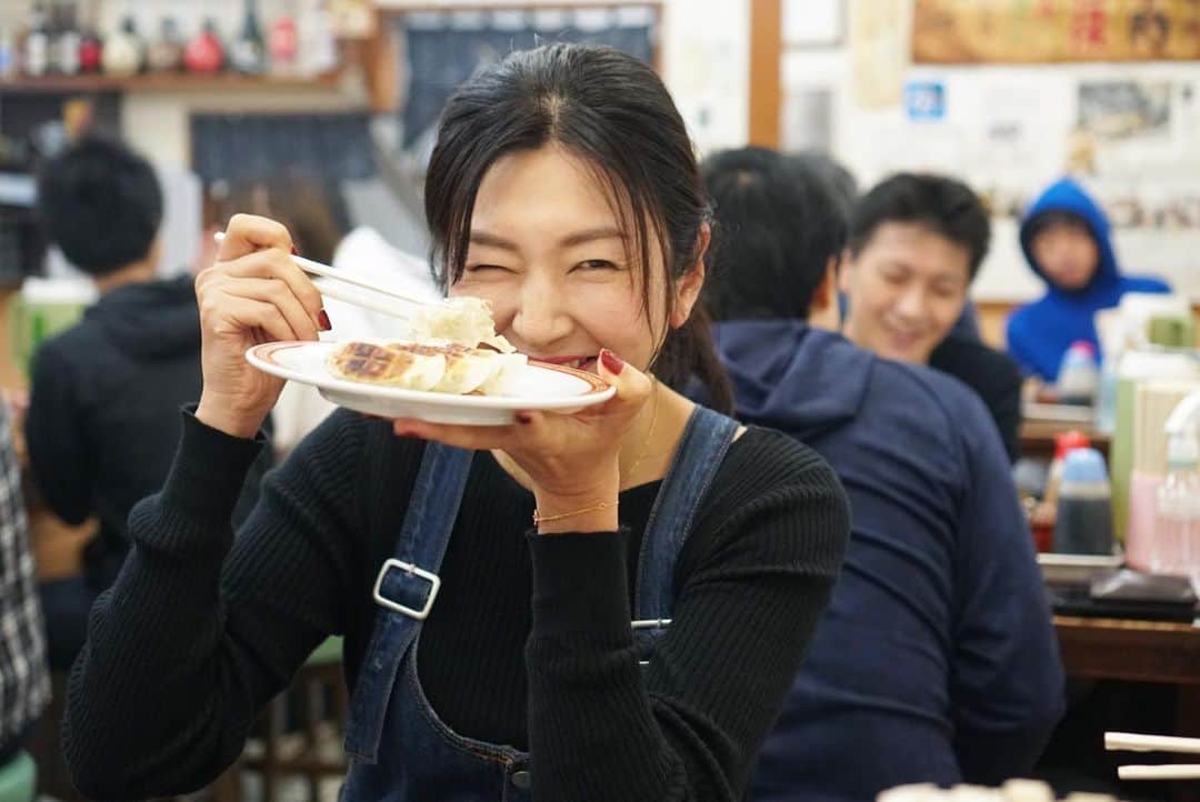 岩上陽子さんのインスタグラム写真 - (岩上陽子Instagram)「一年が早い、早いよ🌪  とにかくあわただしくしてすぎていくから、それでいいのかはこれまた来年考えます☺️  あったかくして、良いお年を🤍  #おおみそか #亀戸餃子」12月31日 20時57分 - yokoiwakami