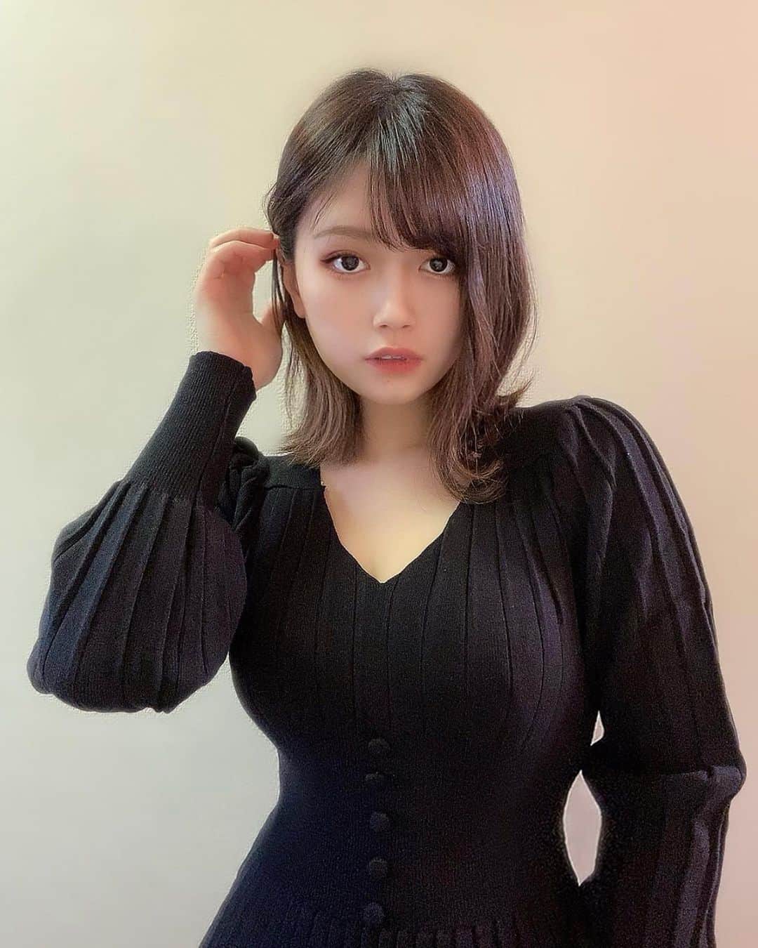 のインスタグラム：「今年も残り3時間未満！ 皆さん今年は何か成長できた！ 変われた！なんていうエピソードは ありますか？☺️  私は1時間社長時間を作って 来年に向けて色々考える時間を 作りたいと思います☕️ 来年も頑張りましょう🔥🔥  良いお年を💕  ------------------------------ ラインが綺麗なワンピース💕 ストーンってならないから スタイル良く見える😍😍 dress @valmuer_official  ------------------------------ ・ ・ ・ ・ #gardenbyvalmuer #valmuer #valmuer_official #ヴェルムーア #ニットセーター #ニットコーデ #冬服コーデ #おしゃれさんと繋がりたい #洋服好きな人と繋がりたい #美容好きな人と繋がりたい #アニメ好きな人と繋がりたい #カフェ #カフェ巡り #カフェ巡り好きな人と繋がりたい  #向上心ある人と繋がりたい #夢がある人と繋がりたい #素直な人が好き #自己肯定感高い人 #我こそはって人 #友達になろう」