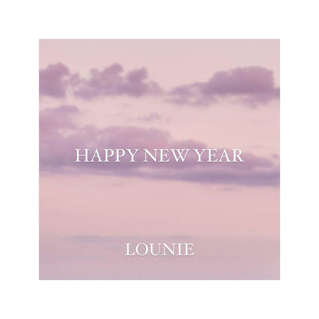 LOUNIE（ルーニィ）さんのインスタグラム写真 - (LOUNIE（ルーニィ）Instagram)「新年まで、もうまもなく！ 来年も、ポジティブで明るいパワーをお届けいたします✨  そして！お待たせしました✨ 最大50%OFF！NEW YEAR SALEこの後0時からいよいよスタート☆  今ゲットするなら、間違いなく"春までたっぷり使える"がマスト！ この後のinstagramの投稿をお見逃しなく✊  "絶対オススメ"なアイテムばかりですよ✨  ▶︎画像をタップしてショッピング！  #lounie#2021aw#fashion#2021sale#sale#セール#着回し#雑誌掲載#コート#ニット#スカート#パンツ#春コーデ#春カラー#ピンク#ラベンダー#ベージュ#サックスブルー#フェミニンコーデ#お仕事コーデ#キレイめカジュアル#164cmコーデ#160cmコーデ#パンツコーデ#lounie_style」12月31日 21時02分 - lounie_jp