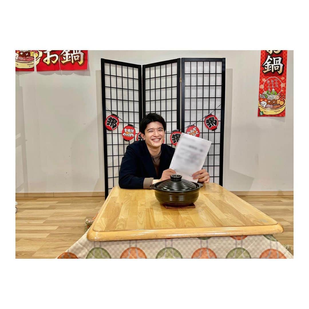 篠原光のインスタグラム：「. みなさん今年も1年ほんっっっとうにありがとうございました！！！  環境が大きく変わって、できないことばかりで実は苦しい時期もあって。 そんな時はASMRのコメント欄を見たり日頃送ってくださるメッセージを読んだりしながら、何とか元気を出していました。  結局、振り返ってみると苦い思い出の100倍楽しい思い出が詰まった1年でした😌  寒い日が続くので、温かくして、よいお年をお迎え下さいね！ では、また来年！  #ミニトマト育てたり #お料理もたくさん教わったし #24時間テレビは一生の思い出 #お店密着では大勢の人にインタビューして #ディズニーのことも教わったなあ #写真はお鍋のプロ座談会の時 #あメイク術も学びました😂 #歌も歌ったわ #そして秋葉原ゲームセンターロケね！  #自作ラジオも #たくさん聴いてくださって #すごく楽しかったです😌  #また来年！ #って #なんか遠い挨拶みたいだけど #明日明後日あたりには #あけましておめでとうって言いに来ますので #来年もたくさんお話ししましょう！」