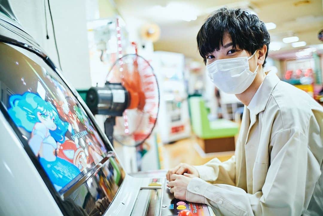 ポッキーのインスタグラム：「今年の載せれてなかった写真大放出コーナーーー！  今年は、ダンス動画、ポチャッココラボ、エッセイなどたくさんの事に挑戦できた年でした！  皆さんのおかげです。本当にありがとう！  来年もよろしくね！🙋‍♂️  ※最後の写真はお菓子をスーパーで買ってる時にれんに撮られたやつ。子供やなと言われました。怒。  良いお年を！😊  #あけましておめでとうございます #カウントダウン #初詣」