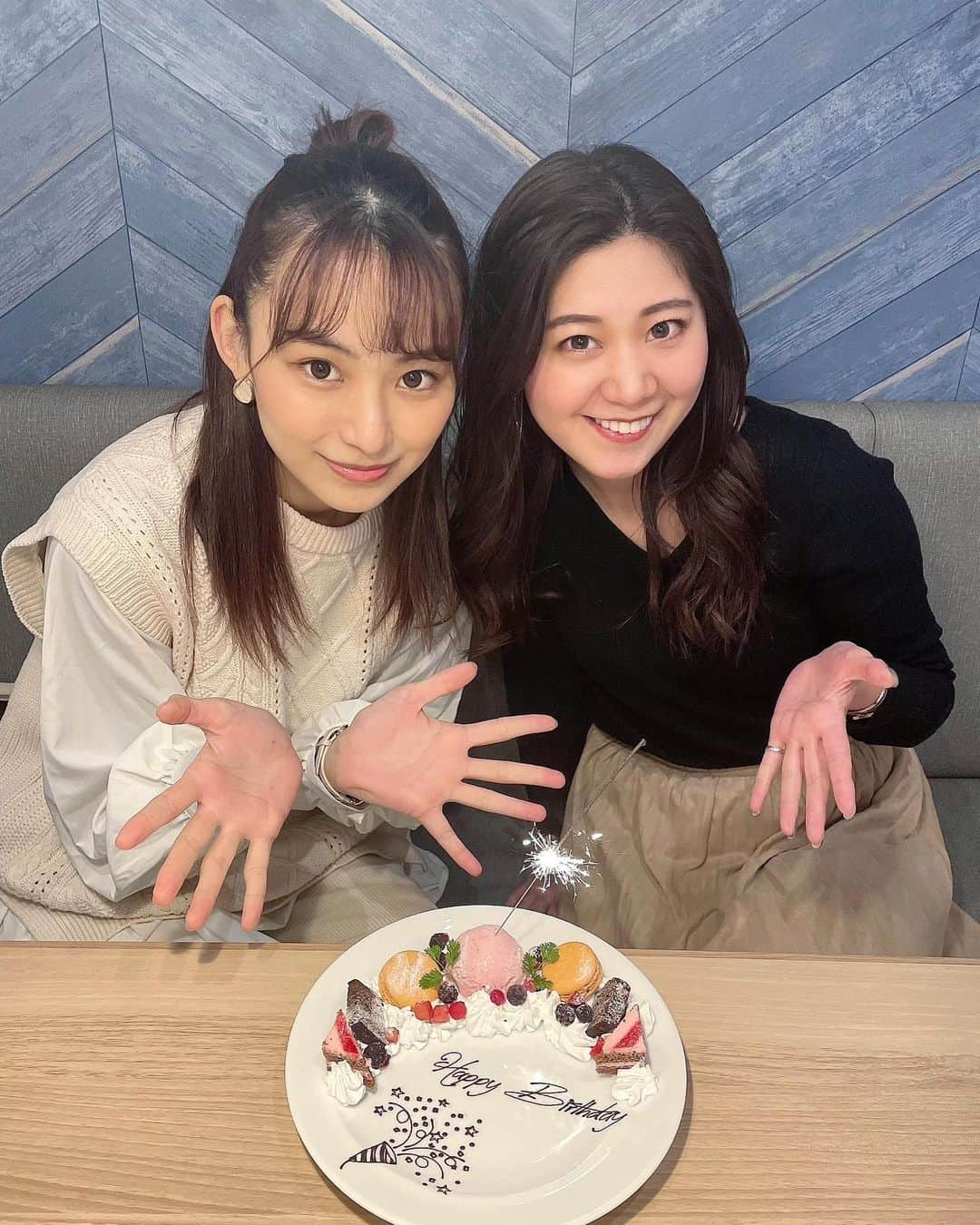 御寺ゆきさんのインスタグラム写真 - (御寺ゆきInstagram)「一昨日、親友が遅めの誕生日のお祝いをしてくれました💝 . もう何度目のお祝いだろう〜。 7年目？8年目になるかな？ . 今回は一緒に指輪を作りに行ったんだけど、 結婚しましたみたいな写真になってしまって２人で爆笑（） . 相方のねねは私の1番の理解者なんです☺️これからもずっとよろしくね。 . #親友 #誕生日 #お祝い #誕生日会 #サプライズ #ケーキ #指輪 #手作り #安定のマッサージ #安定の焼肉 #焼肉フィーバー #ありがとう」12月31日 21時11分 - terashi1220