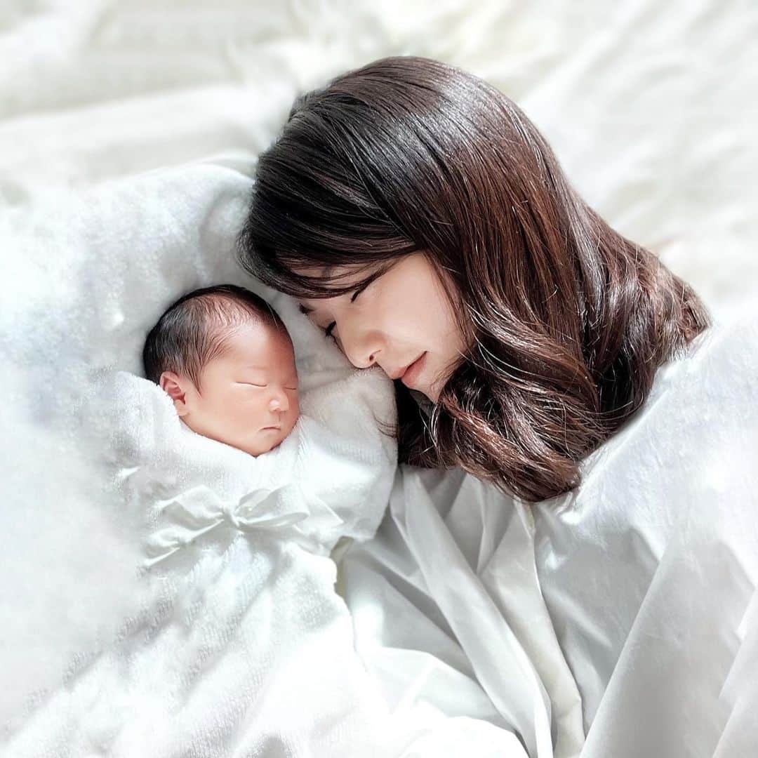 淡輪優希のインスタグラム：「2021年が今日で終わるなんて…  今年は本当にいろんなことがありました。内容の濃さだけで言えば3年分くらいあったんじゃないかと。笑 その全てが尊く、私の人生においてとても貴重な経験となりました。  先日突然スタートした母としての生活ですが、まーー眠れないし(笑)、腰も背中も肩も首も胸も痛いし(笑笑)、どこもかしこも笑っちゃうほどボロボロなのですが🤣、今のところはそんな時間もせっかくならとことん楽しもうと、日々成長する娘の一瞬一瞬を目に焼き付けて、今しかないこの時間を大切にしていきたいと思って、毎日を過ごしています。  2022年も私らしく、前向きに駆け抜けていければと思いますので、引き続きよろしくお願い致します‼︎  それでは皆様、良いお年をお迎えください✨」