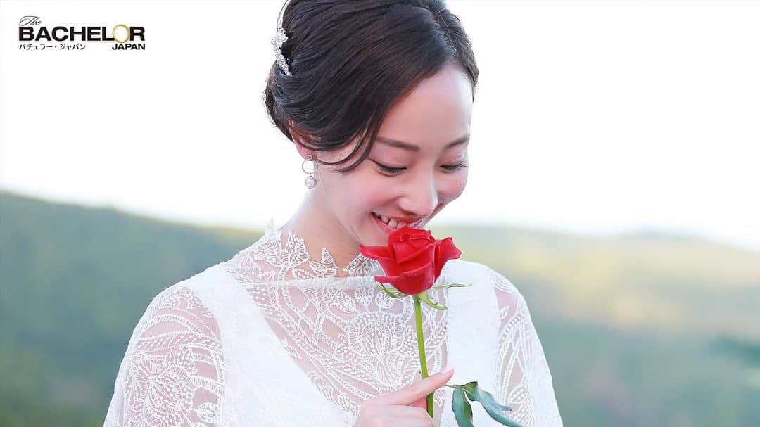 秋倉諒子のインスタグラム：「🌹🌹🌹  今年ももう少しで終わりますね！ 皆さんにとってどんな一年でしたか？☺️  今回「バチェラー・ジャパン」シーズン4をご覧になった方々からの 本当に沢山のコメントやメッセージなどなど感謝してもしきれません。 本当にありがとうございます💓  これから先も彼と幸せに私たちなりの進み方で この先も仲良く過ごしていきたいと思っております。💫  まだまだ未熟で間違いもたっくさんあると思いますが、 みなさんの指導を受けながらもっと成長して新しい事にも チャレンジしていきたいと思いますので、 これからもよろしくお願い致します。❤️‍🔥  . ……  どれだけ長かっただろう… どれだけ考えただろう この長い旅の道のりが私を強く成長させてくれました。  彼がそこにいてくれから 今の私があります。  本当にありがとう。  出会いのタイミングって本当に大切なんだなぁ  きっとこの形でなかったらまた再び再会し向き合う事も無かっただろうし、 お互い知ろうともしなかったかもしれない  最初にプールの中で言った「運命かもね」を覚えてる？ 私はあの頃からそうだったらいいなって思っていたんだよ☺️  いつもありがとう。 これからも大切にしてね。 ずっと愛してる❤︎  .  最後の写真は 一番最初の「はい、もちろんです❤︎」  .  長くなりましたが、 みなさんよいお年を〜🥰  目の前にいるのにインスタでラブレター💌笑  #バチェラー#バチェラー4 #秋倉諒子」
