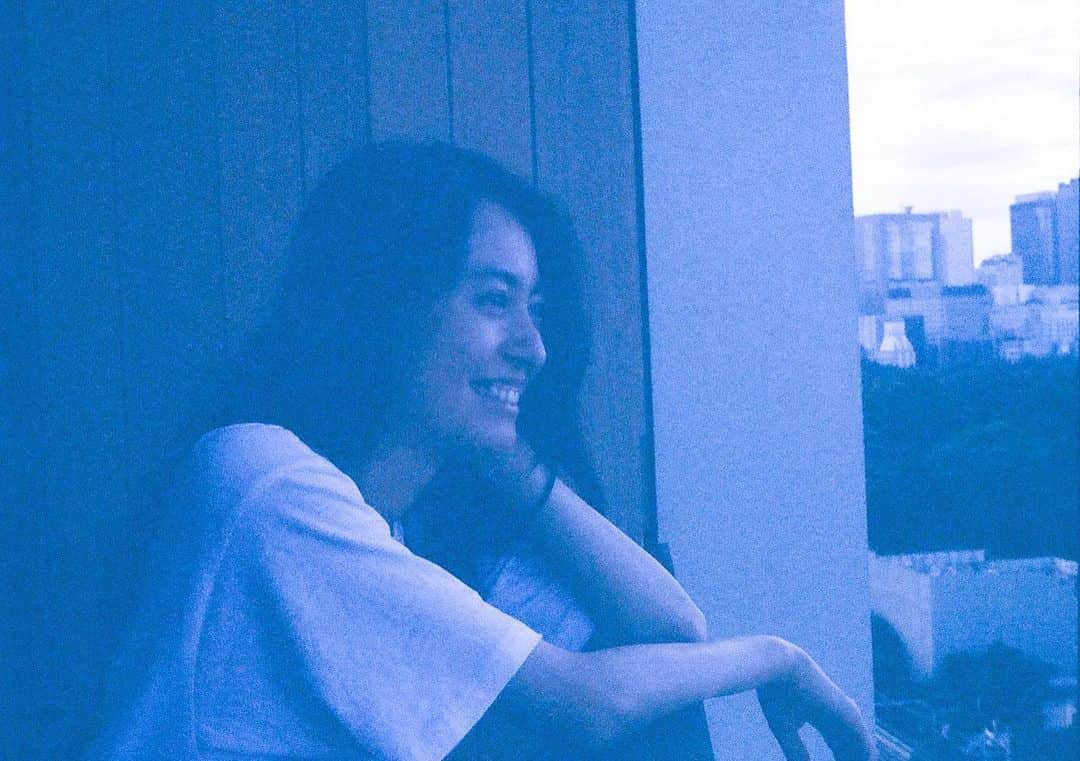 田辺桃子さんのインスタグラム写真 - (田辺桃子Instagram)「2021 ⁡ 個性に富んだ役柄、素晴らしい作り手の先輩方と仲間たち、 新たな場所、音楽、風景… 色んな形の出逢いがいくつもありました ⁡ そして沢山の応援、 本当にありがとうございました☺︎ ⁡ 来年もまた、面白いことで皆さんとお会いできますように☺️ ⁡ 素敵な大晦日をお過ごしください~❄️」12月31日 21時16分 - momoko__tanabe