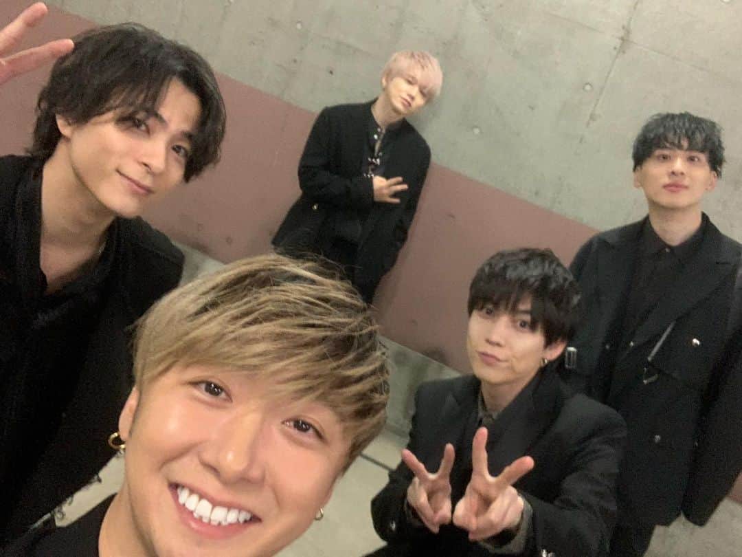 大野雄大のインスタグラム：「ABEMA「第5回ももいろ歌合戦」 出演させていただき、ありがとうございました！！✨☺️  残すは CDTVライブ！ライブ！年越しスペシャル 2021→2022  幸せを噛み締めながら振り絞ってパフォーマンスさせていただきますっ😊❗️❗️」