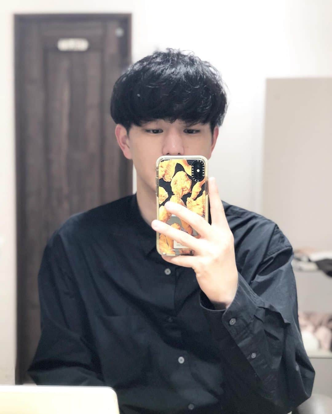 三海裕弥さんのインスタグラム写真 - (三海裕弥Instagram)「2021 Last 💇‍♂️ Thank you po✌︎ ・ 2021年関わってくださった方々 ありがとうございました！ ライブ配信をやってみたりして 今までとはまた違った1年だった☺︎ 2022年は更に違った環境で🔥 ・ ちょいくるくるなのは天パです💫 ・ #2021 #良いお年を #Salamat」12月31日 21時23分 - kapetayo_yuya