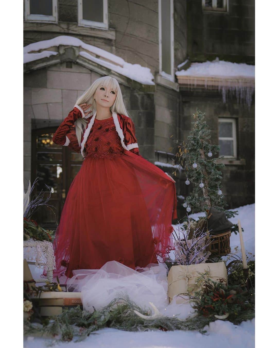 松すみれさんのインスタグラム写真 - (松すみれInstagram)「⁡ ⁡ ❄️『White xmas style』❄️ vivi×photomommy  @r.tisse × @photomommy_mayuka  ⁡ ⁡ Best Wishes  from SUMIRE ⁡ 2022年、夢と希望に満ち溢れた世界になりますように。 ⁡ ⁡ #札幌被写体 #札幌撮影会  #北海道 #札幌  #クリスマス撮影会 #xmas撮影会  #ドレス #アンティークドレス  #portrait #ポートレート  #雪 #ロケーション撮影 #pasha_magazine  #dress #antiquedress  #Sapporo #Hokkaido  #colors_portrait_gallery  #jp_portrait_collection  #japan_art_photography  #portrait_lovers_united  #ig_bless_women  #great_myshotz  #good_portraits_world  #jp_portrait部 #team_jp  #MoodyPortraits  #portrait_shooters  #total_japan #IG_JAPAN」12月31日 21時23分 - omatsudayo
