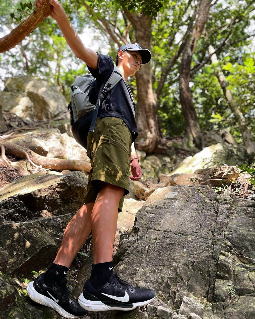 服部勇馬のインスタグラム：「2021年。 目標であった五輪への挑戦を終え、新たな山へスタートをきりました。 最高峰の舞台で感じた思い、経験をこの先の未来へ繋いでいきます。  本年も沢山の方々に支えられながら、歩みを進める事ができました。ありがとうございました。 皆さん、よいお年をお迎えください！  #2021年 #ありがとう #nike #toyota #restart #shotoniphone」