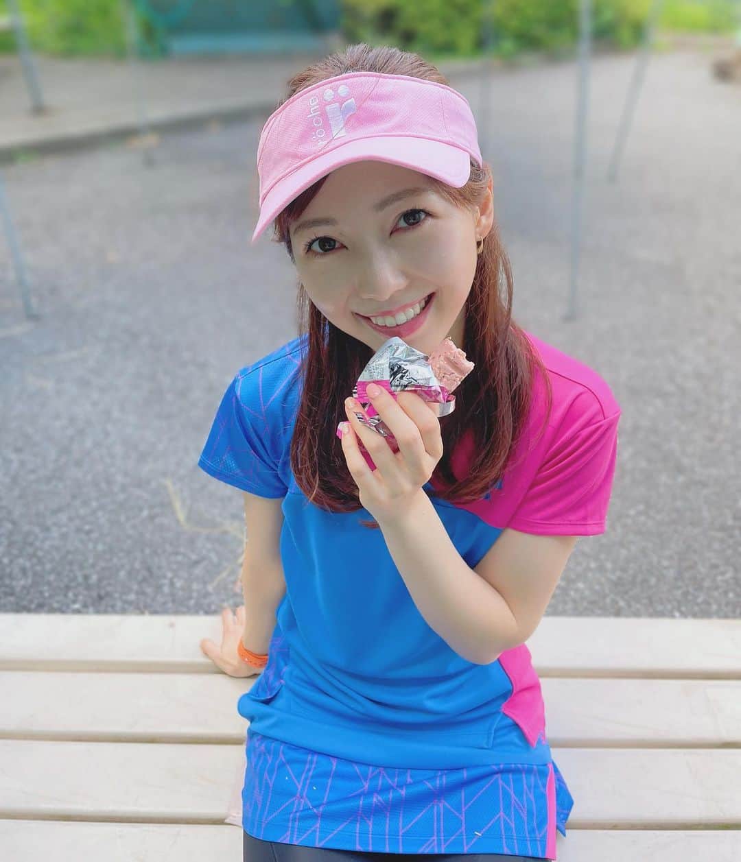 川又智菜美のインスタグラム：「今年も1年ありがとうございました🤍 ⁡ いつも支えてくださっている皆さんに 感謝の気持ちでいっぱいです☺️ ありがとうございます😊 ⁡ テニスは昨日が打ち納めでした！！ 団体戦に誘ってもらって参加してきたのですが めちゃくちゃ楽しかった〜😆！ ⁡ 私は社会人になってからテニスを始めたので 経験ないですが、学生の頃からやっていたら こういうチャンスがもっとあったのかなぁと 思うともっと早く始めてたかったなと思います🤭 （いつも言ってる笑） テニス友達も学生時代からやってたら 沢山いたんだろうなぁ😍 ⁡ 写真はあげ忘れていたいつだったかの テニスの試合の時のもの🎾✨ 試合間のもぐもぐタイムです😂 今はこんな半袖でいられるわけもなく、 試合間はダウンを着てブルブル震えています笑 ⁡ 来年も成長できるように頑張るぞ〜！！ ⁡ 皆さん良いお年をお迎えください🌟 来年もよろしくお願いいたします❣️ ⁡ #2021年 #大晦日 #今年もありがとうございました」
