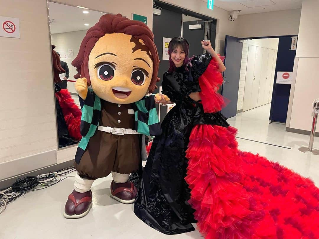 LiSAさんのインスタグラム写真 - (LiSAInstagram)「#NHK紅白 ～明日への勇気をくれる歌～ 炭治郎が応援にかけつけてくれましたっ🔴🔥 「第72回NHK紅白歌合戦」二曲目 私LiSAは　劇場版　#鬼滅の刃　無限列車編　主題歌　#炎　をお届けさせていただきました。 ありがとうございましたっ！！🔥」12月31日 21時54分 - xlisa_olivex