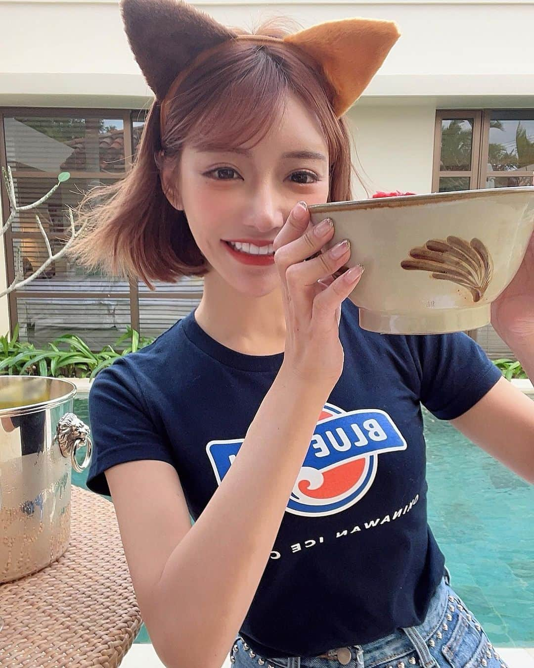 明日花キララさんのインスタグラム写真 - (明日花キララInstagram)「年越しソーキそば早く食べ過ぎた🦊 年越しそばは、年を明けてから食べるよりも、年を越す前に食べると悪縁を断ち切ることが出来るんだって👏🏻 みんなはもう食べた？🍜 このブルーシールのTシャツドヤ顔できてるけど、 実は子供服の120センチ..👕🍧笑  今年も皆様の愛に触れとても幸せな年でした。 いつもありがとうございます！！ 良いお年をお迎えくださいませ🍤」12月31日 22時01分 - asukakiraran